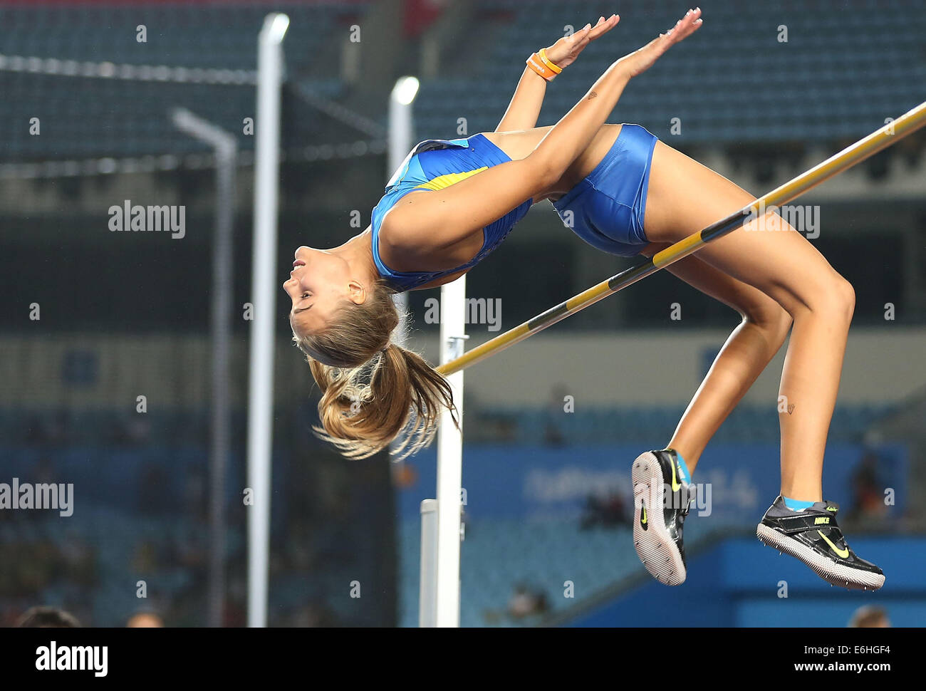 Nanjing, China Jiangsu Provinz. 24. August 2014. Yuliya Levchenko der Ukraine tritt bei Frauen Hochsprung-Event der Leichtathletik-Wettbewerb bei Nanjing 2014 Olympischen Jugendspielen in Nanjing, der ostchinesischen Provinz Jiangsu, 24. August 2014. Lewtschenko gewann die Goldmedaille. Bildnachweis: Liao Yujie/Xinhua/Alamy Live-Nachrichten Stockfoto