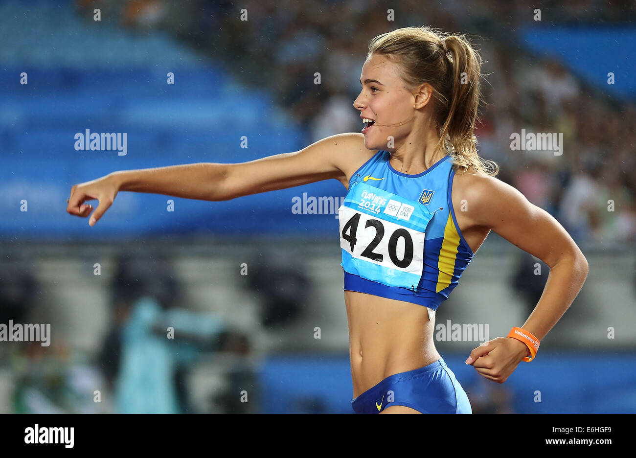Nanjing, China Jiangsu Provinz. 24. August 2014. Goldmedaillengewinner Yuliya Levchenko der Ukraine feiert nach dem Gewinn der Frauen Hochsprung-Event der Leichtathletik-Wettbewerb bei Nanjing 2014 Olympischen Jugendspielen in Nanjing, der ostchinesischen Provinz Jiangsu, 24. August 2014. Bildnachweis: Liao Yujie/Xinhua/Alamy Live-Nachrichten Stockfoto