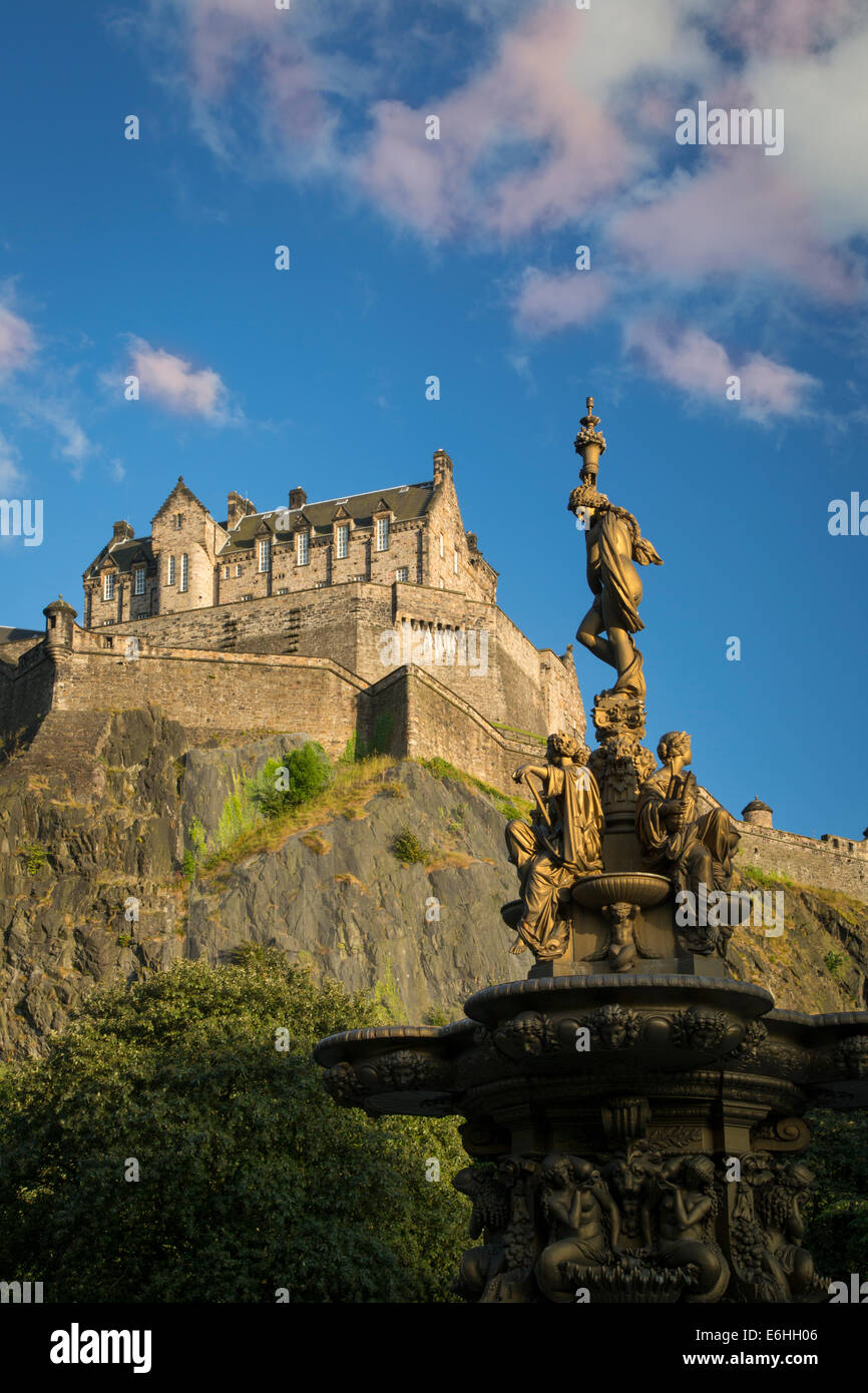 Ross Fountain in der Princes Street Garden und alten Edinburgh Castle, Schottland Stockfoto
