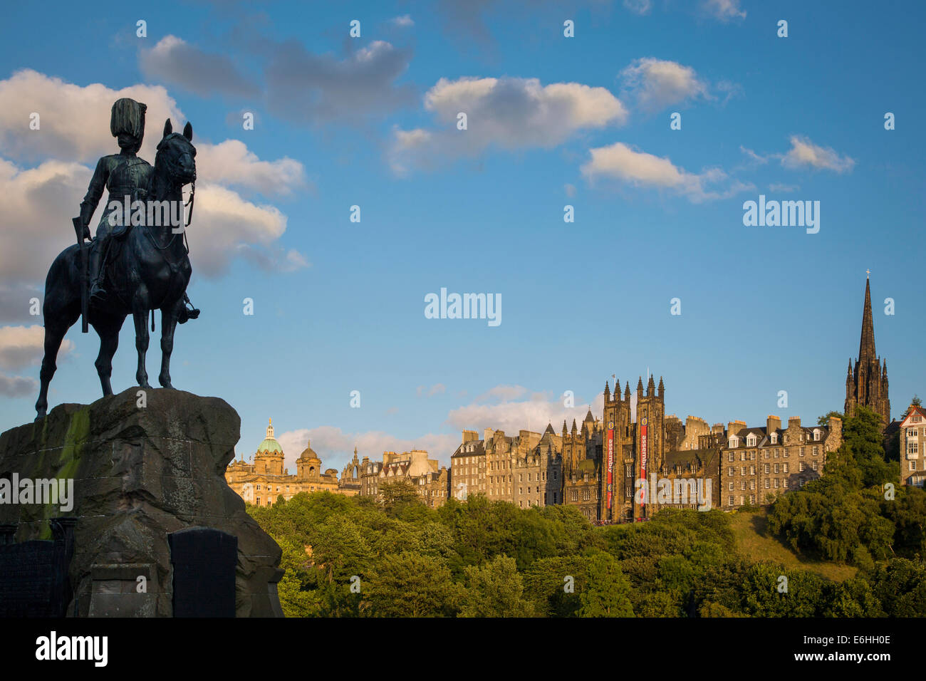 Denkmal für Royal Scots Greys, Church Of Scotland und Tolbooth Kirchtürme ragen die Gebäude des alten Edinburgh, Schottland Stockfoto