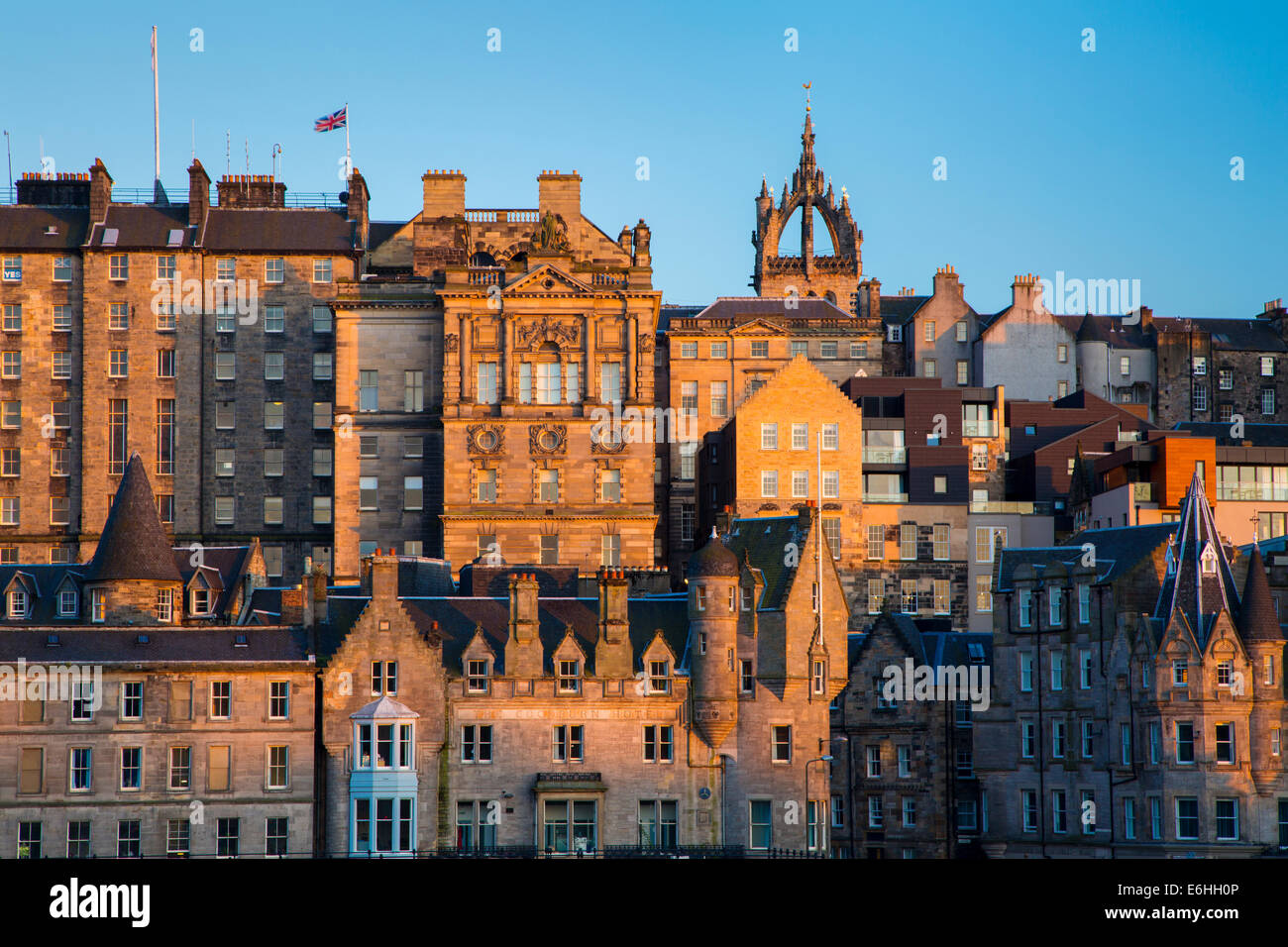 Festlegen von Sonnenlicht auf die alten Gebäude von Edinburgh, Schottland Stockfoto