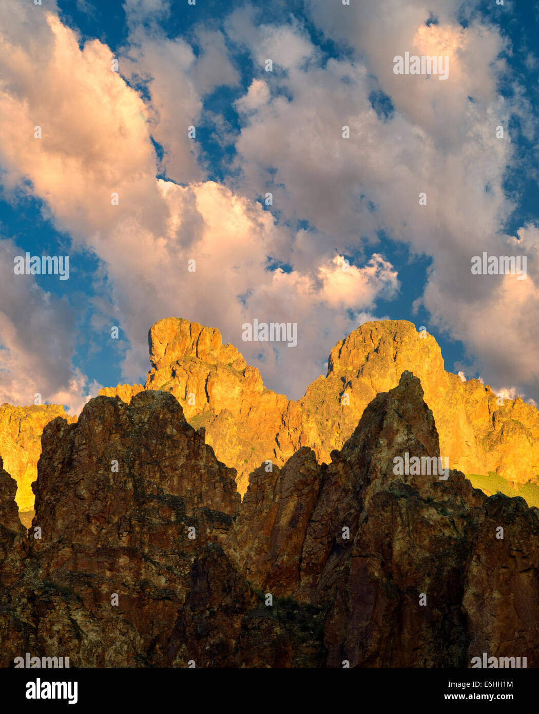 Felsformationen und Wolken in Leslie Gultch. Malhuer County, Oregon Stockfoto