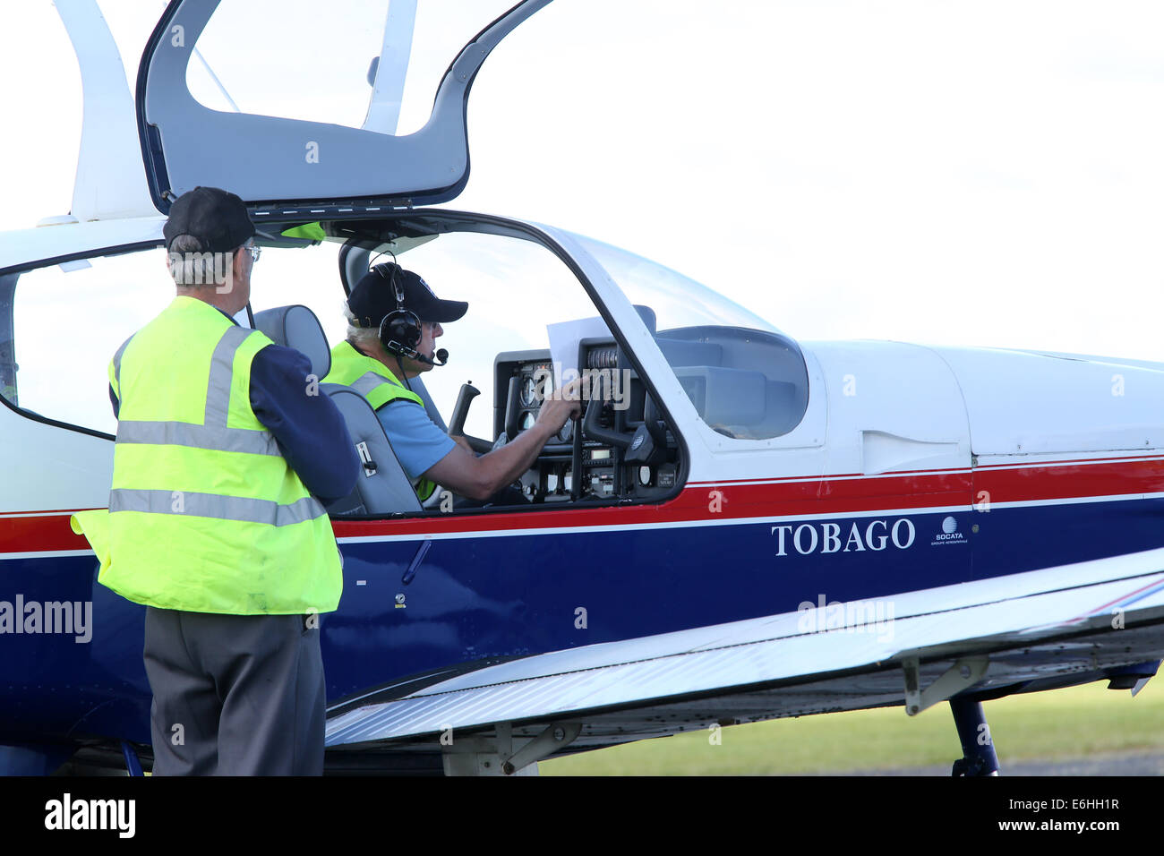 G-MRTN, ein 1980 Socata TB-10 Tobago. Überprüfung der Kontrollen vor dem Passagier Flüge bei Hensridge Airshow, 23. August 2014 Stockfoto