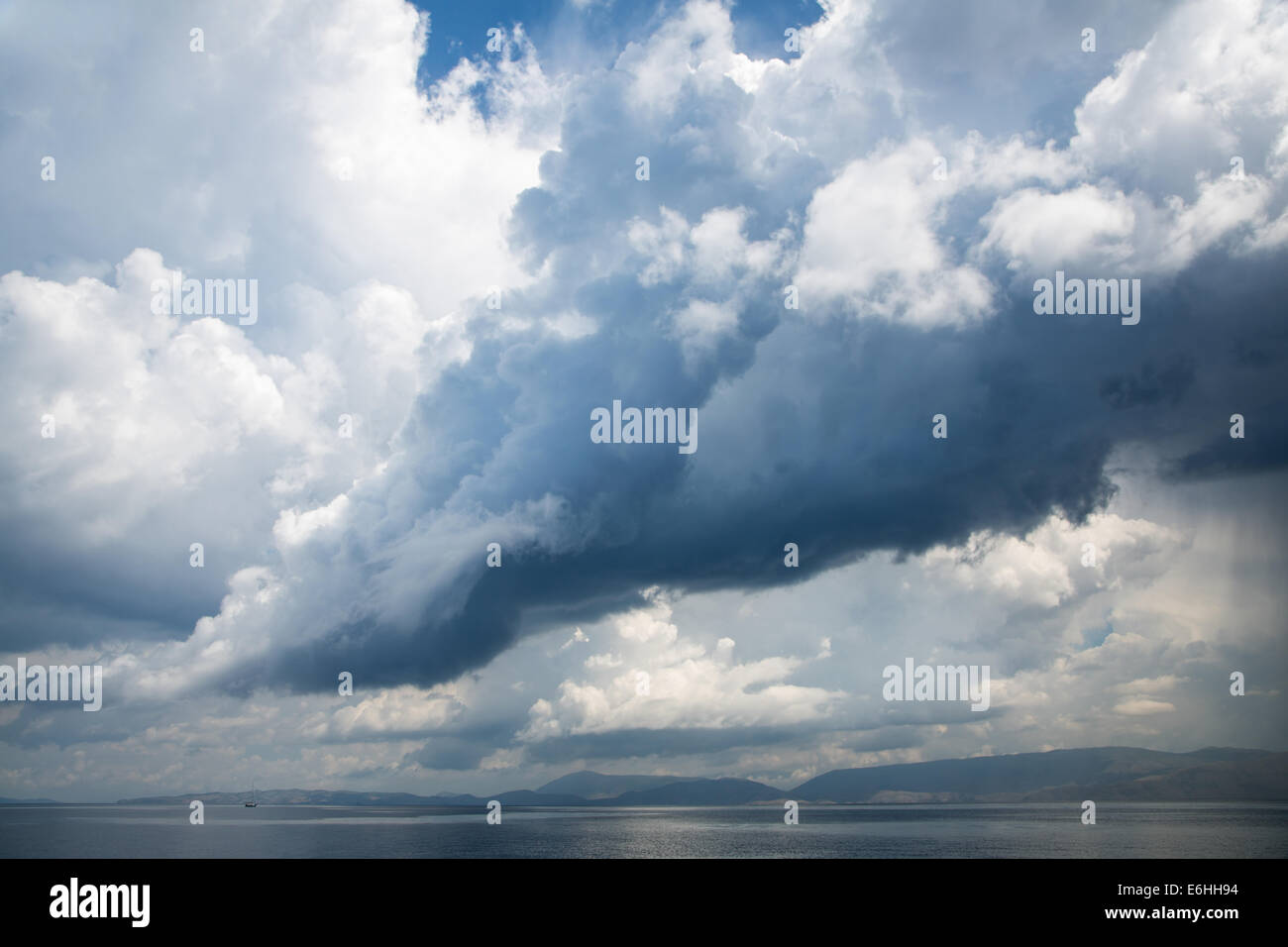 Stürmisches Wetter wie ein Orkan mit großen Regenwolken am Meer. Stockfoto