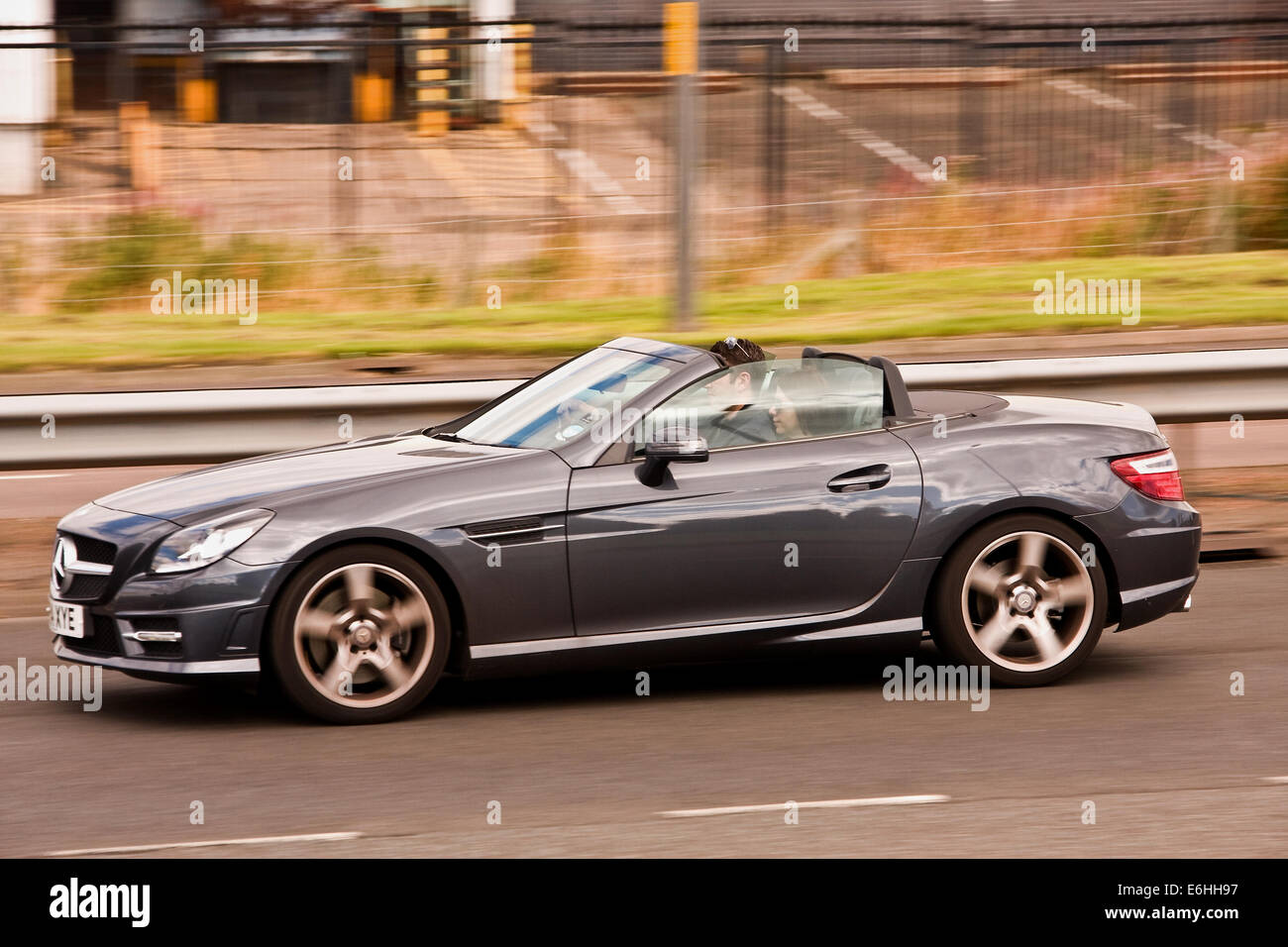 Schwenken mit hinteren Sync-Blitz einen Mercedes Benz Cabrio Sportwagen auf der Kingsway West Schnellstraße in Dundee, Großbritannien Stockfoto