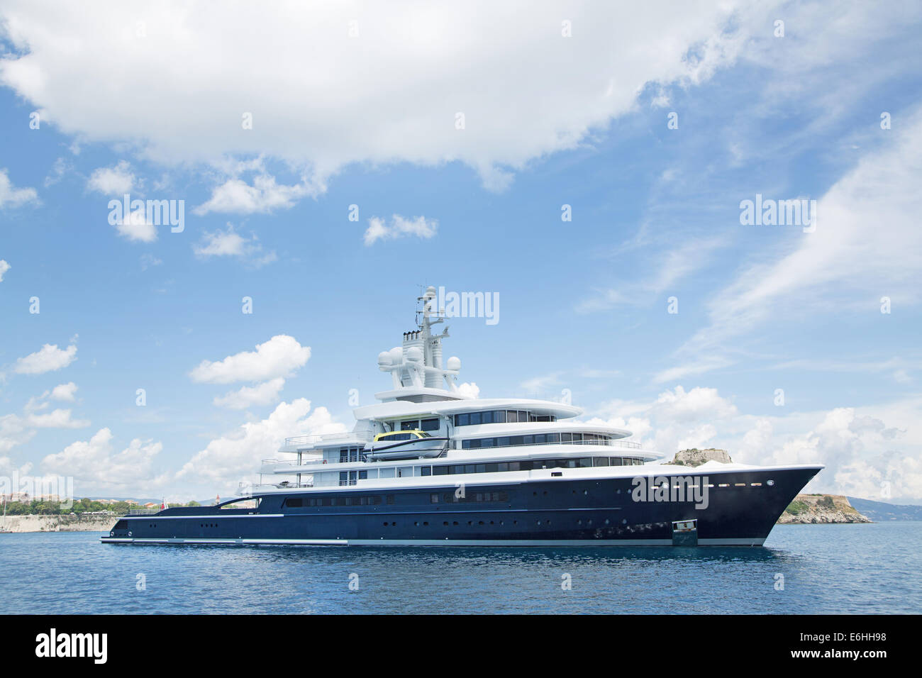 Gigantisch große Luxus Motorboot - Yacht auf dem Meer. Stockfoto