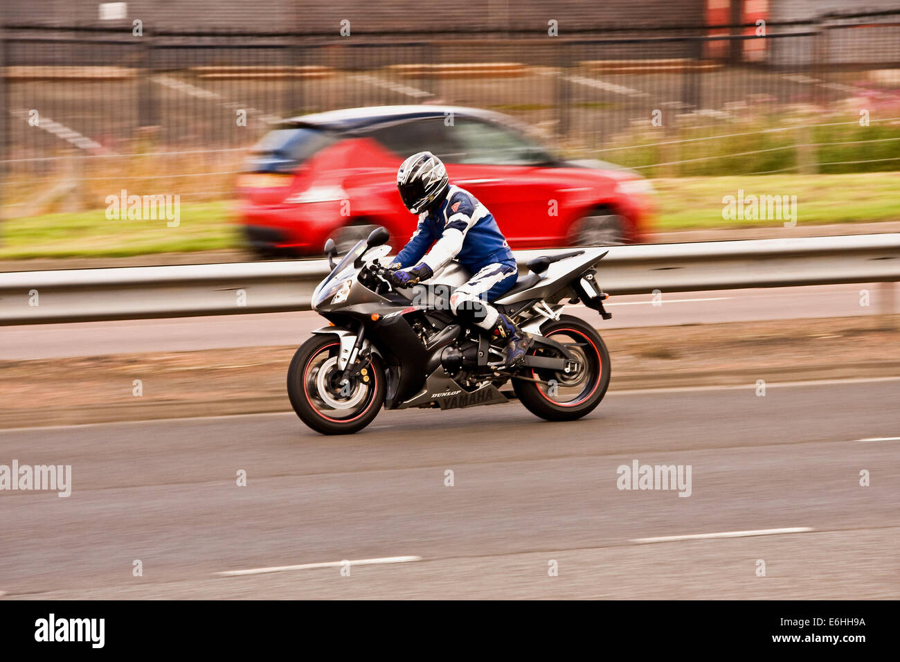 Schwenken mit hinteren Sync-Blitz ein Yamaha YZF 1000 ccm Motorrad Reisen entlang der Kingsway West Schnellstraße in Dundee, Großbritannien Stockfoto