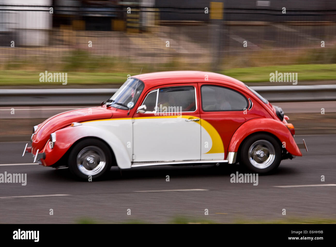 Ein 70er Jahre bunte VW Käfer Reisen entlang der Kingsway West Schnellstraße in Dundee, Großbritannien Stockfoto