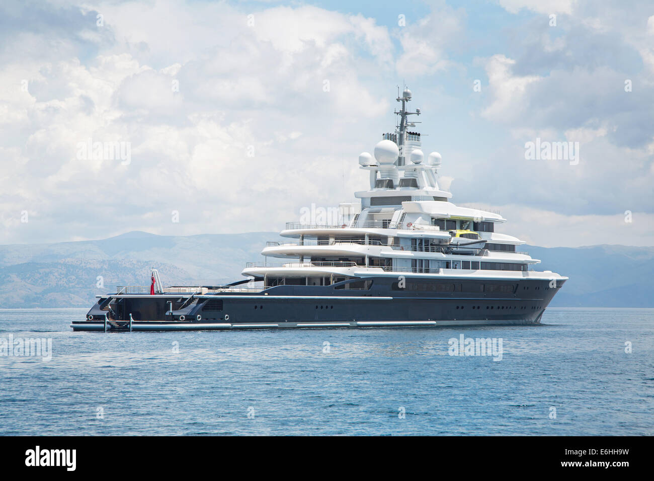 Gigantisch große Luxus Motorboot - Yacht auf dem Meer. Stockfoto