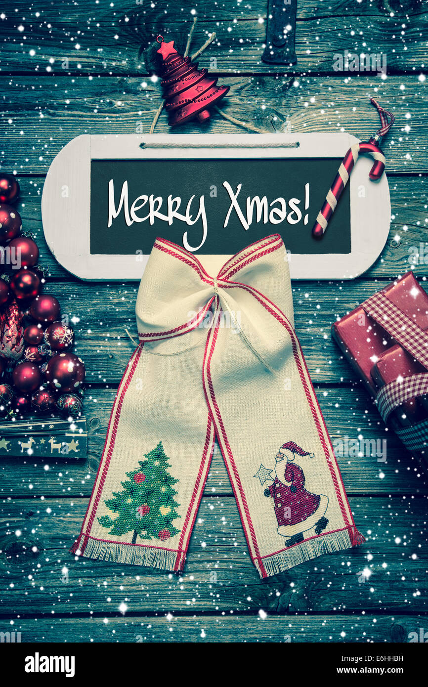 Frohe Weihnachten-Karte mit Text - Dekoration im Vintage-Stil in rot, grün und weiß. Stockfoto Frohe Weihnachten-Karte mit Text - Dekoration im Vintage-Stil in rot, grün und weiß. Stockfoto