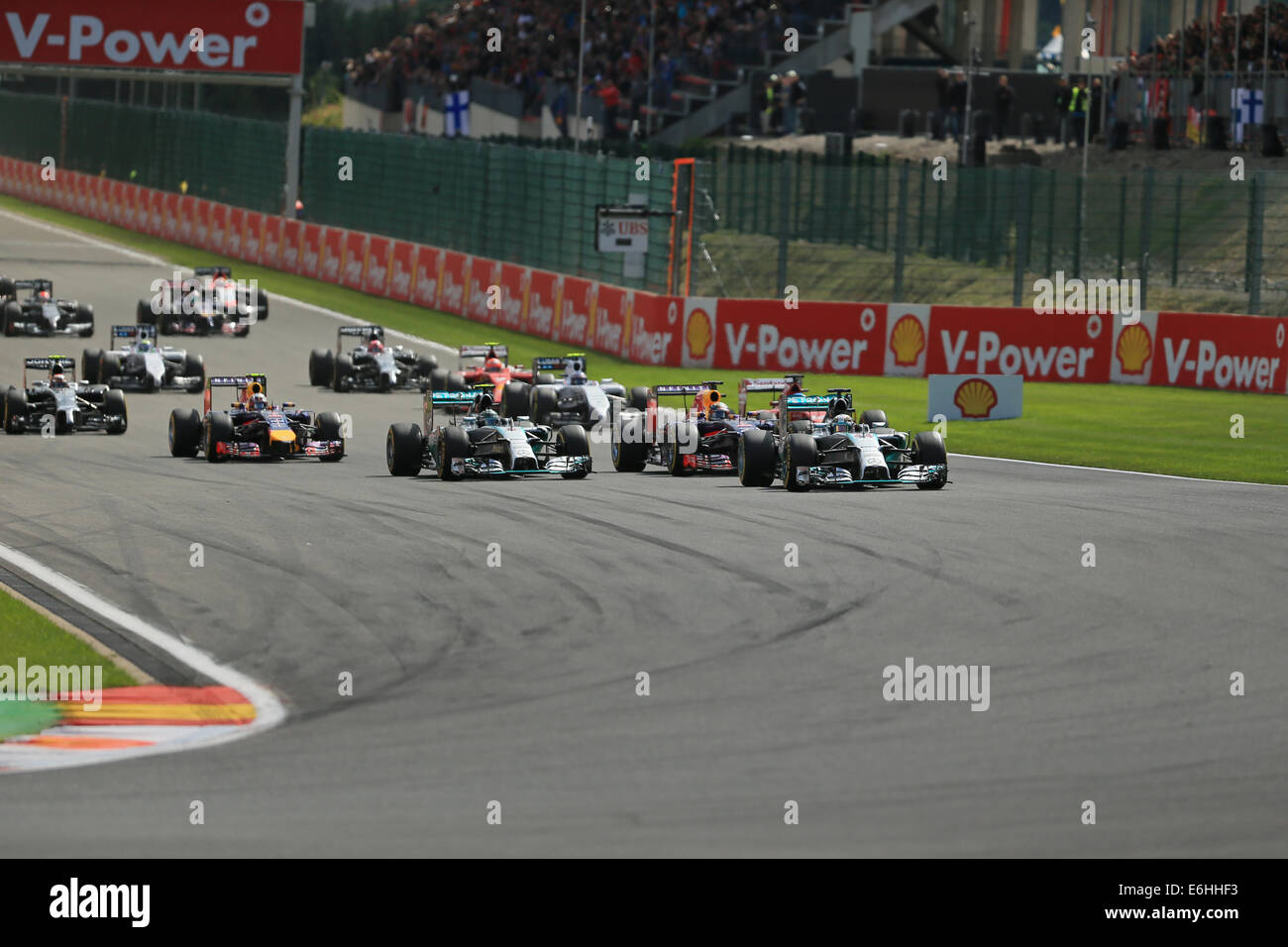 Spa-Francorchamps, Belgien. 24. August 2014. F1 Grand Prix von Belgien. Tag des Rennens. 2014 Formel1, GP von Belgien, Rennen zu starten. Mercedes AMG Petronas F1 Teamfahrer Lewis Hamilton übernimmt Führung von Teamkollege Nico Rosberg in die erste Kurve Credit: Action Plus Sport/Alamy Live News Stockfoto