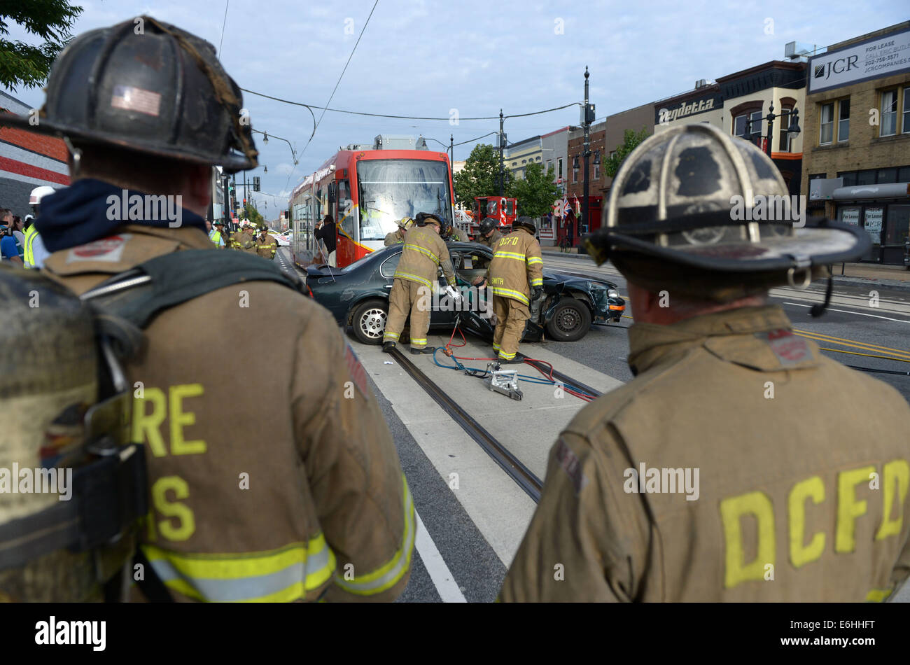 Washington, USA. 24. August 2014. Mitglieder von D.C. Fire Department (DCFD) besuchen eine Notfall-Übung in Washington, DC, USA, 24. August 2014. Simulation einer Straßenbahn Entgleisung verursacht durch eine Kollision zwischen einem Straßenbahn-Fahrzeug mit Passagieren und einem Automobil, getestet die Ausübung, die Reaktion und Koordination der Transporte, Polizei, Feuerwehr und Rettungsdienst. © Yin Bogu/Xinhua/Alamy Live-Nachrichten Stockfoto