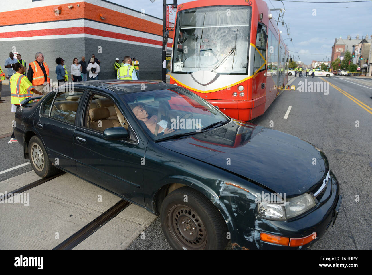 Washington, USA. 24. August 2014. Einsatzkräfte besuchen eine Notfall-Übung in Washington, DC, USA, 24. August 2014. Simulation einer Straßenbahn Entgleisung verursacht durch eine Kollision zwischen einem Straßenbahn-Fahrzeug mit Passagieren und einem Automobil, getestet die Ausübung, die Reaktion und Koordination der Transporte, Polizei, Feuerwehr und Rettungsdienst. © Yin Bogu/Xinhua/Alamy Live-Nachrichten Stockfoto