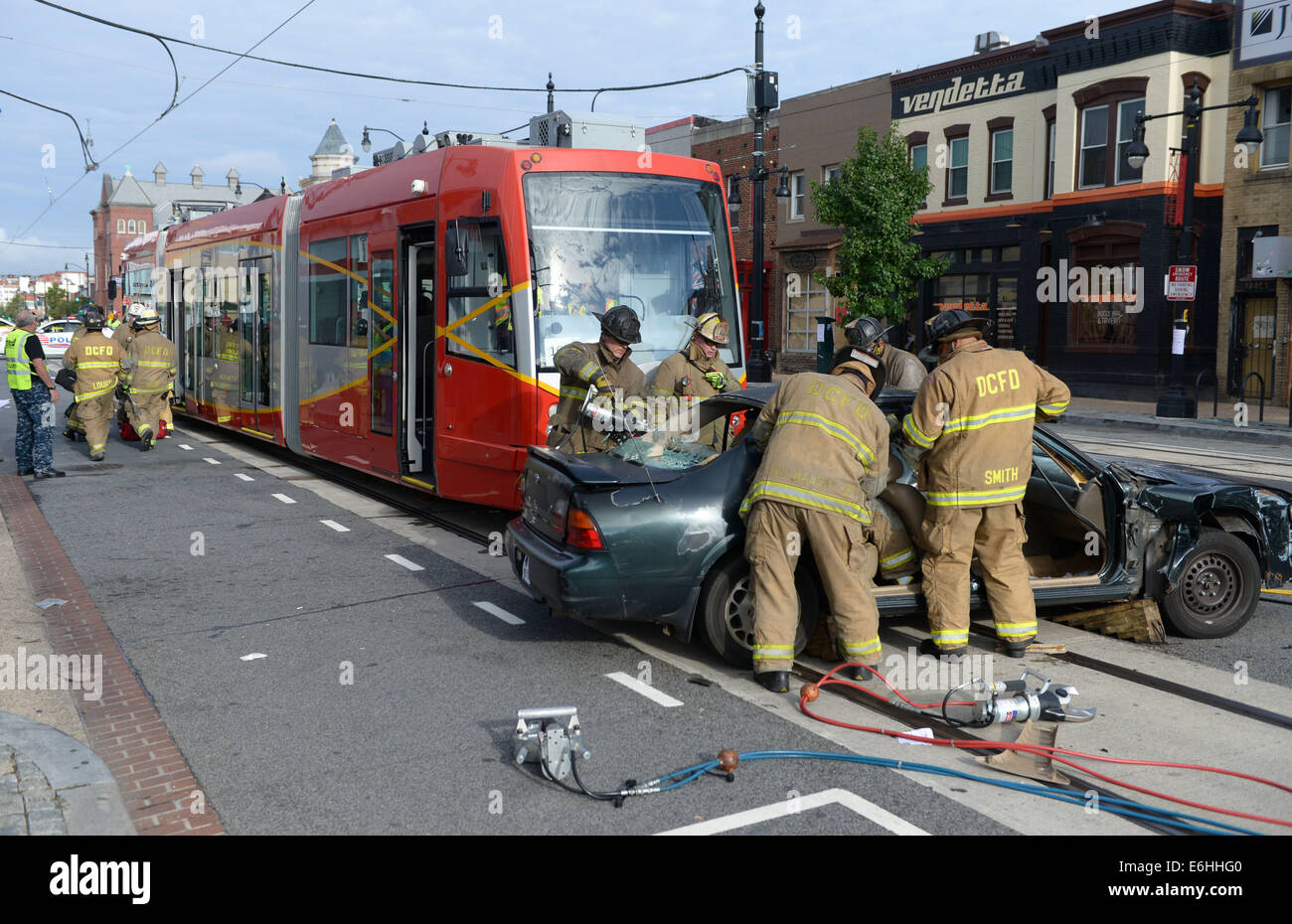 Washington, USA. 24. August 2014. Mitglieder von D.C. Fire Department (DCFD) besuchen eine Notfall-Übung in Washington, DC, USA, 24. August 2014. Simulation einer Straßenbahn Entgleisung verursacht durch eine Kollision zwischen einem Straßenbahn-Fahrzeug mit Passagieren und einem Automobil, getestet die Ausübung, die Reaktion und Koordination der Transporte, Polizei, Feuerwehr und Rettungsdienst. © Yin Bogu/Xinhua/Alamy Live-Nachrichten Stockfoto