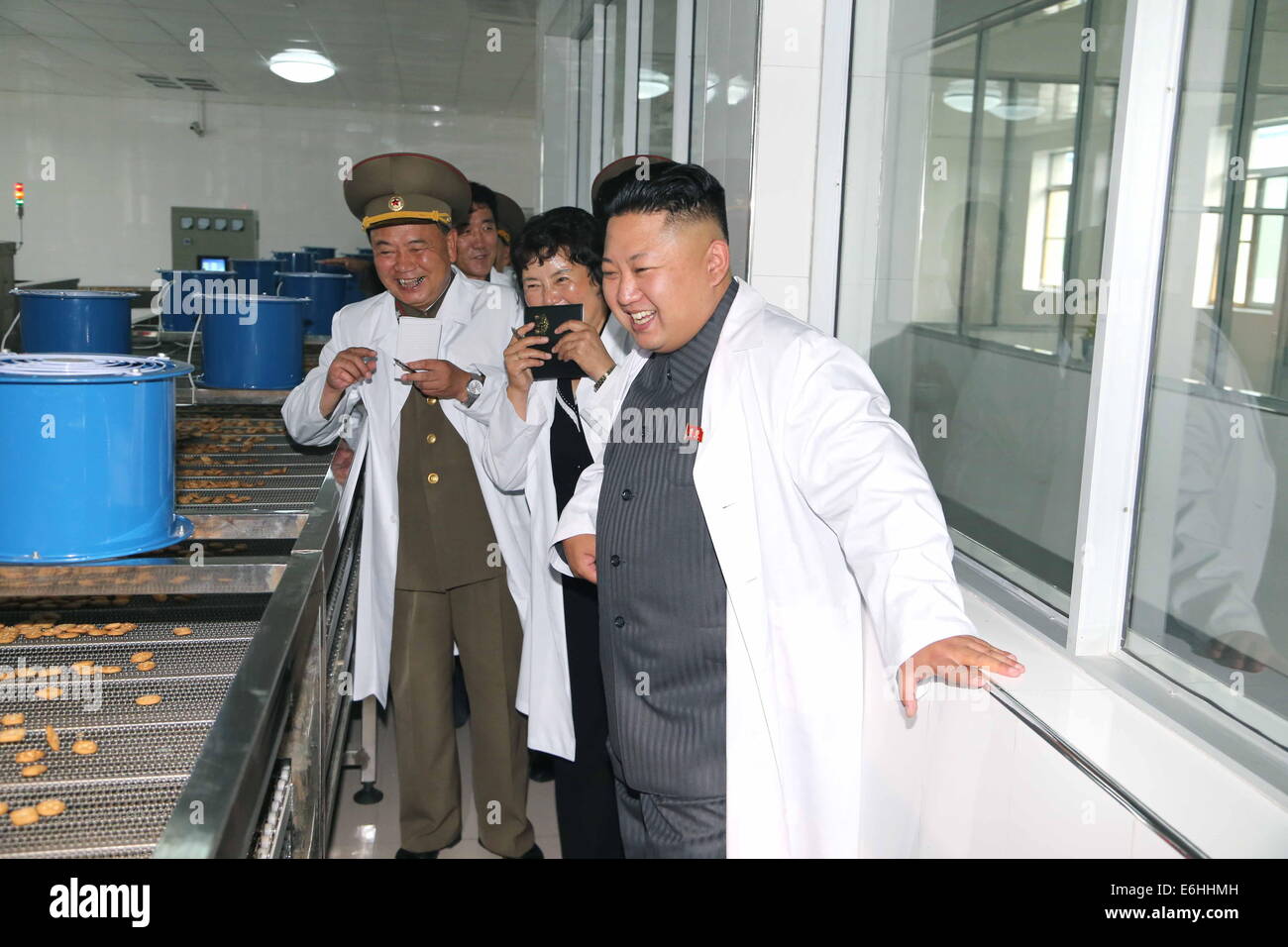 Pjöngjang, Nordkorea. 24. August 2014. Foto zur Verfügung gestellt von Korean Central News Agency (KCNA) am 24. August 2014 zeigt Top-Leader der Demokratischen Volksrepublik Korea (DVRK) Kim Jong Un (vorne) November 2 inspiziert Fabrik für das koreanische Volk Armee (KPA). Er ging um den neu gebauten Raum widmet sich der Geschichte der Fabrik. Er sagte, dass das Zimmer übersichtlich war, hinzufügen, dass die Fabrik hat eine lange Geschichte. Bildnachweis: Xinhua/Alamy Live-Nachrichten Stockfoto