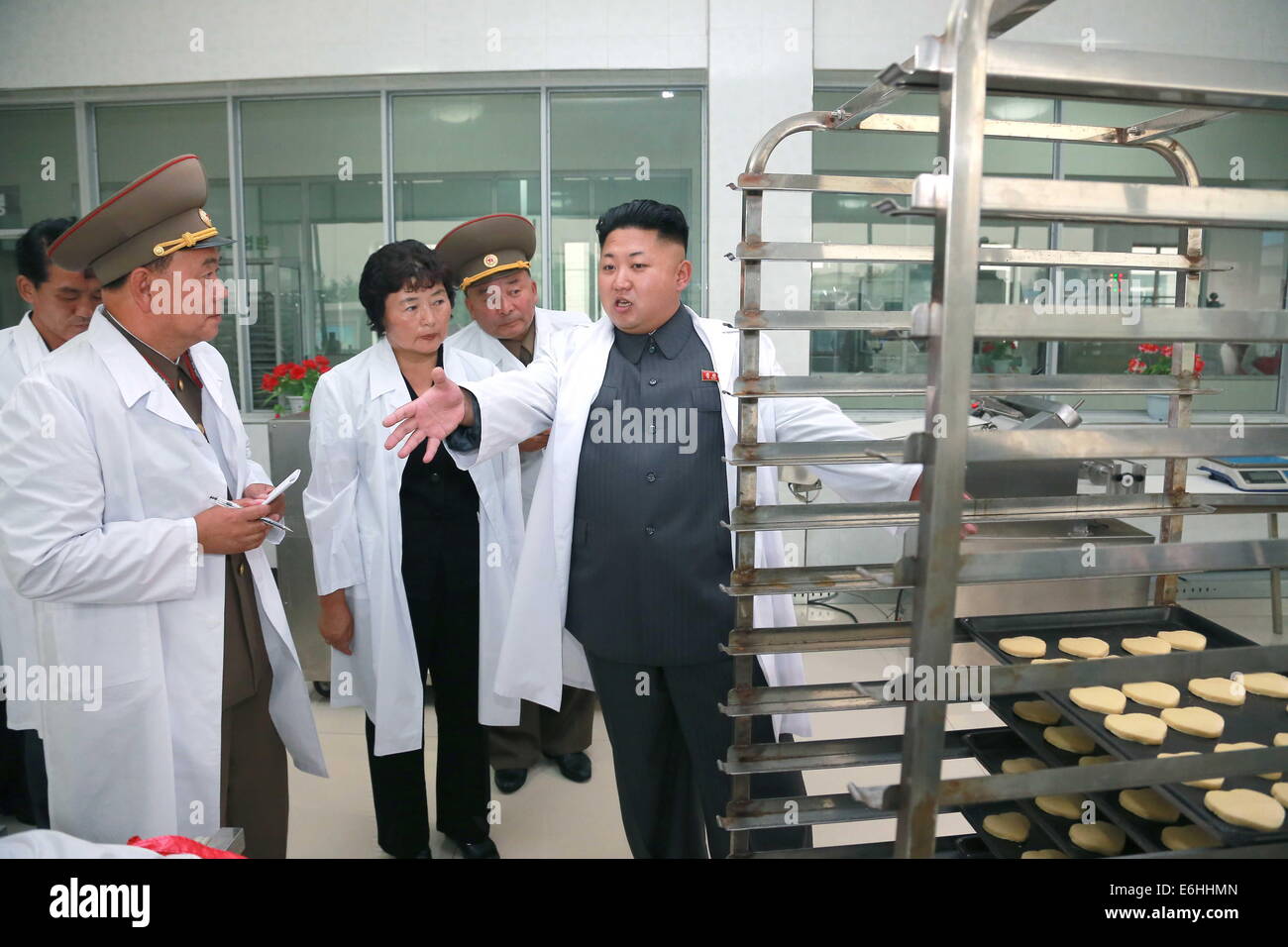 Pjöngjang, Nordkorea. 24. August 2014. Foto zur Verfügung gestellt von Korean Central News Agency (KCNA) am 24. August 2014 zeigt Top-Leader der Demokratischen Volksrepublik Korea (DVRK) Kim Jong Un (1., rechts) prüft die November 2 Fabrik für das koreanische Volk Armee (KPA). Er ging um den neu gebauten Raum widmet sich der Geschichte der Fabrik. Er sagte, dass das Zimmer übersichtlich war, hinzufügen, dass die Fabrik hat eine lange Geschichte. Bildnachweis: Xinhua/Alamy Live-Nachrichten Stockfoto