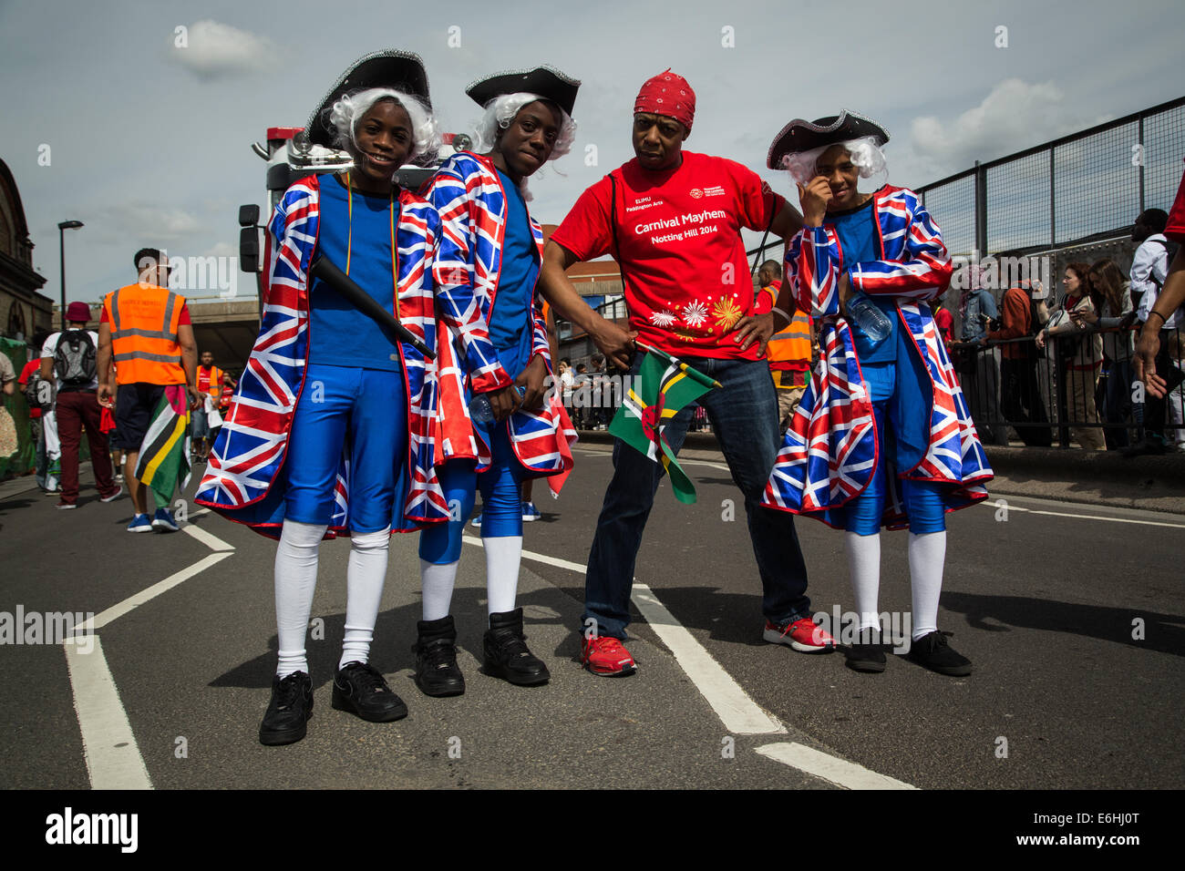 London, UK. 24. August 2014. Junge Männer posieren in Dreispitz Hüte, Strümpfe und bunten Gösch Kostüme am Kindertag 2014 Notting Hill Carnival parade in London Credit: auf Anblick Photographic/Alamy Live News Stockfoto