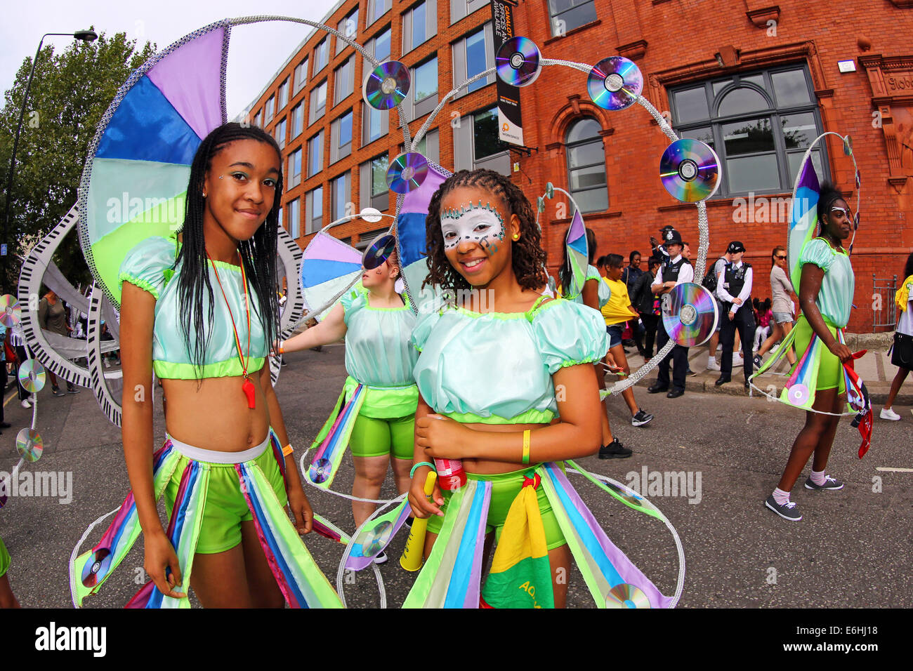 London, UK. 24. August 2014. Teilnehmer in der Parade am Kindertag in Notting Hill Karneval 2014, London. Der erste Tag des Karnevals ist traditionell für Kinder, aber viele Erwachsene auch mitmachen. Bildnachweis: Paul Brown/Alamy Live-Nachrichten Stockfoto