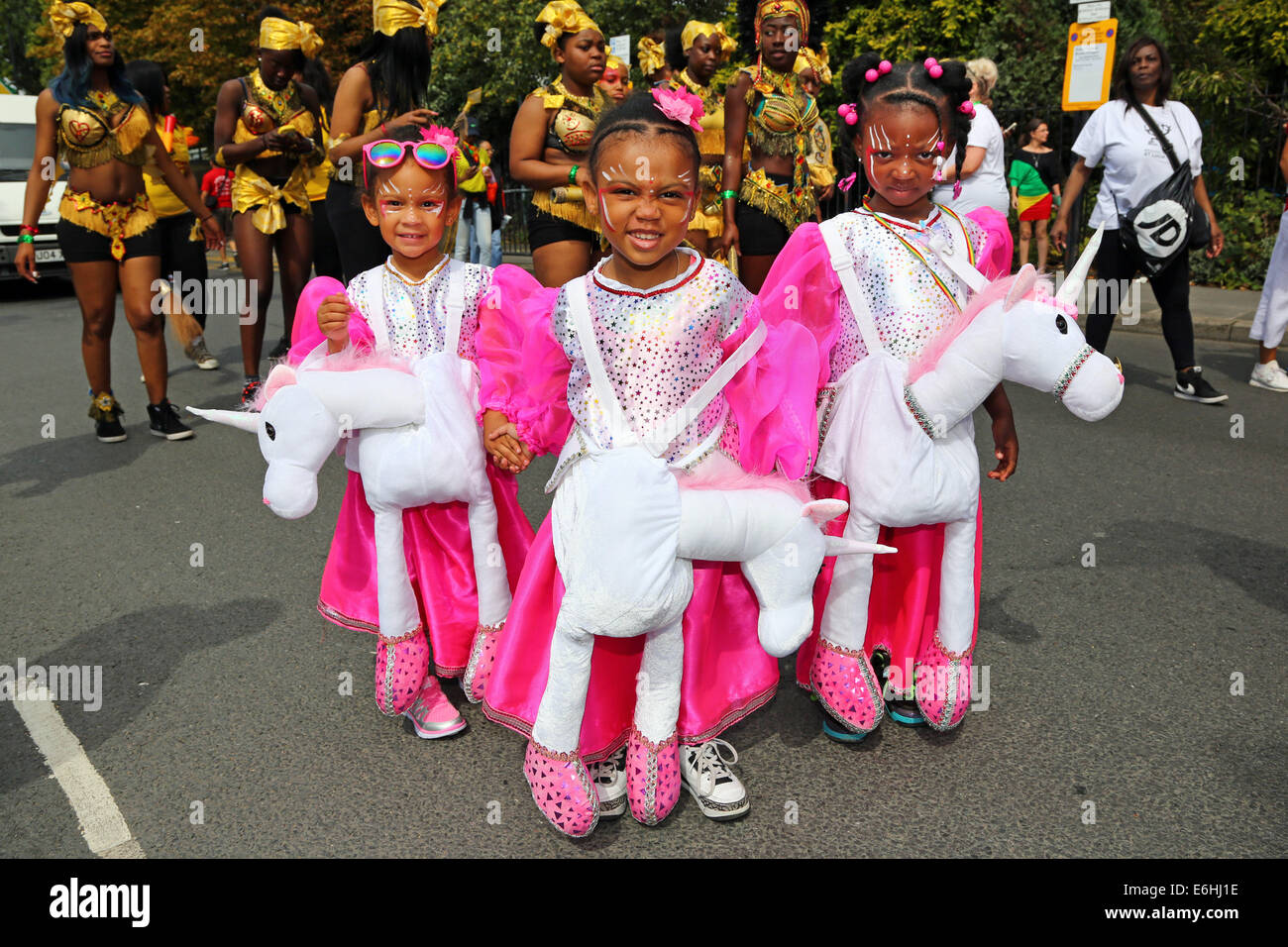 London, UK. 24. August 2014. Teilnehmer in der Parade am Kindertag in Notting Hill Karneval 2014, London. Der erste Tag des Karnevals ist traditionell für Kinder, aber viele Erwachsene auch mitmachen. Bildnachweis: Paul Brown/Alamy Live-Nachrichten Stockfoto