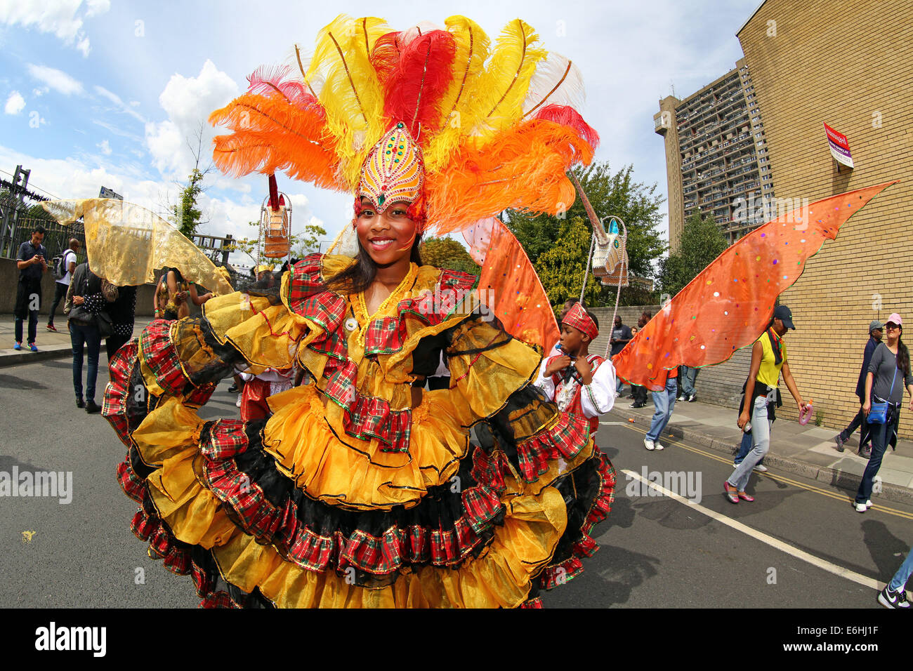 London, UK. 24. August 2014. Teilnehmer in der Parade am Kindertag in Notting Hill Karneval 2014, London. Der erste Tag des Karnevals ist traditionell für Kinder, aber viele Erwachsene auch mitmachen. Bildnachweis: Paul Brown/Alamy Live-Nachrichten Stockfoto