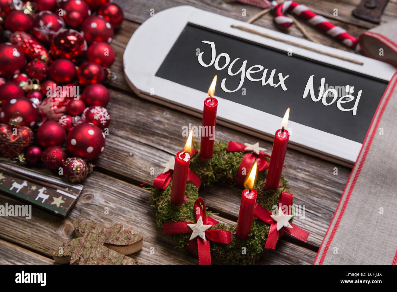 Frohe Weihnachten Grusskarte mit vier roten Kerzen und französischer Text: "Joyeux Noel". Stockfoto
