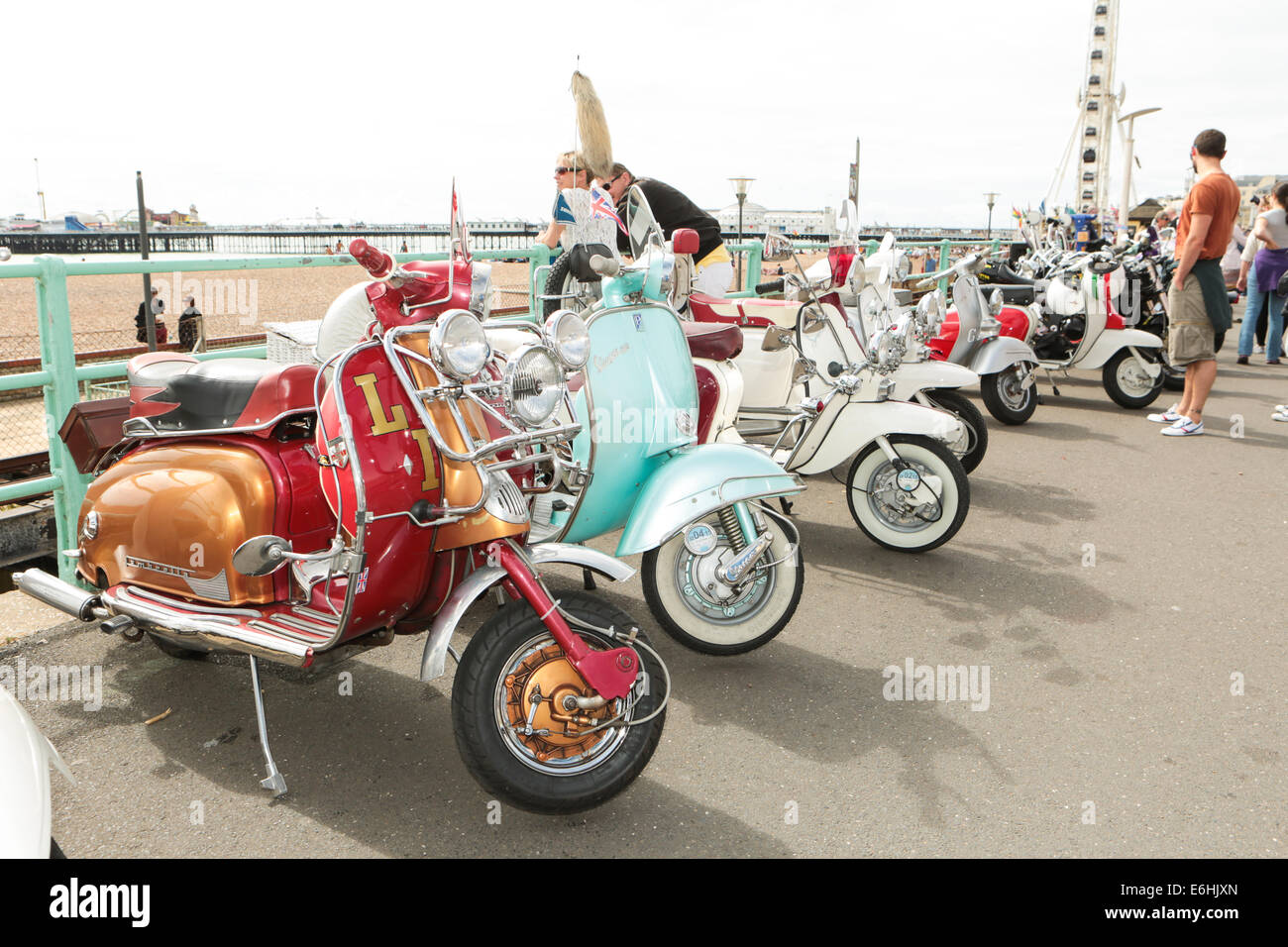 Mod All Weekender, Brighton 2014, Madeira Drive, Brighton, East Sussex, UK . Dies ist eine jährliche Veranstaltung der britischen Mod-Kultur an der Südküste Englands mit dem klassischen Roller als gewähltem Transportmittel. Die Teilnehmer des Rollers laufen am Sonntagnachmittag zu Beachy Head. August 2014 Stockfoto