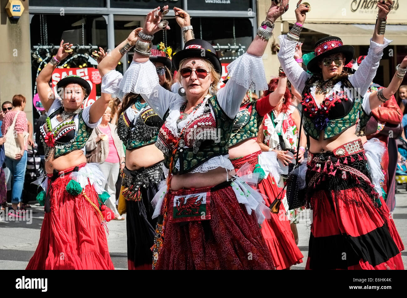 Ein walisischer Bauch Tanz Gruppe Teilnahme an der Cardiff-Pride-Parade. Stockfoto