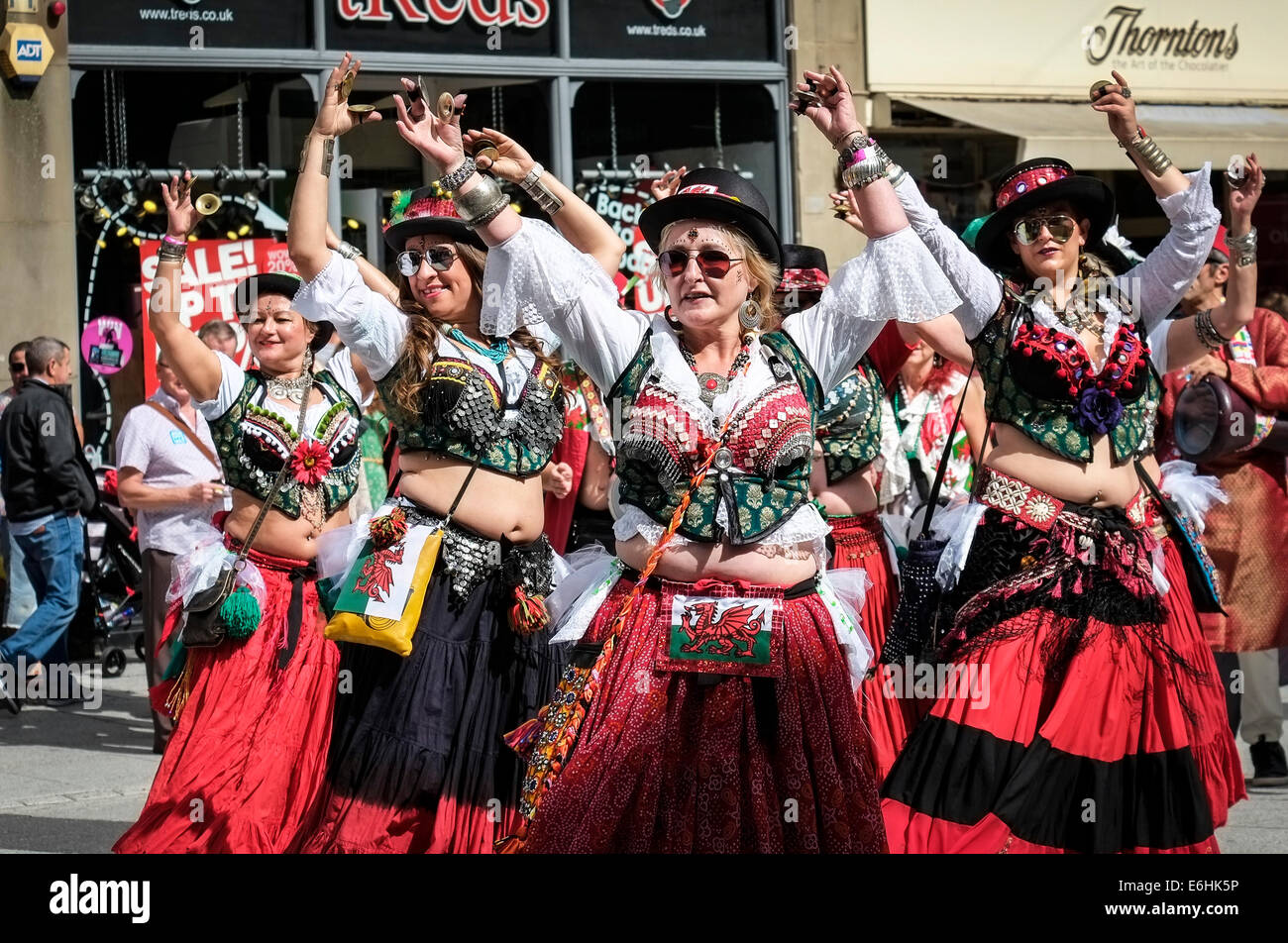 Ein walisischer Bauch Tanz Gruppe Teilnahme an der Cardiff-Pride-Parade. Stockfoto