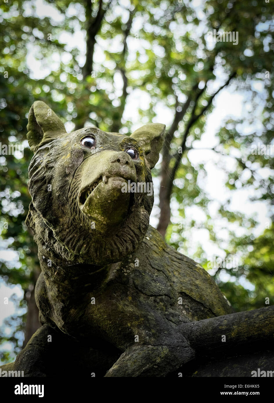 Die Skulptur eines Wolfes auf der Tier-Wand in Cardiff Castle. Stockfoto