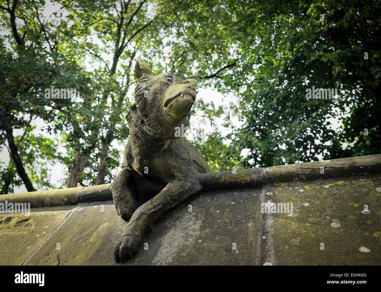 Die Skulptur eines Wolfes auf der Tier-Wand in Cardiff Castle. Stockfoto