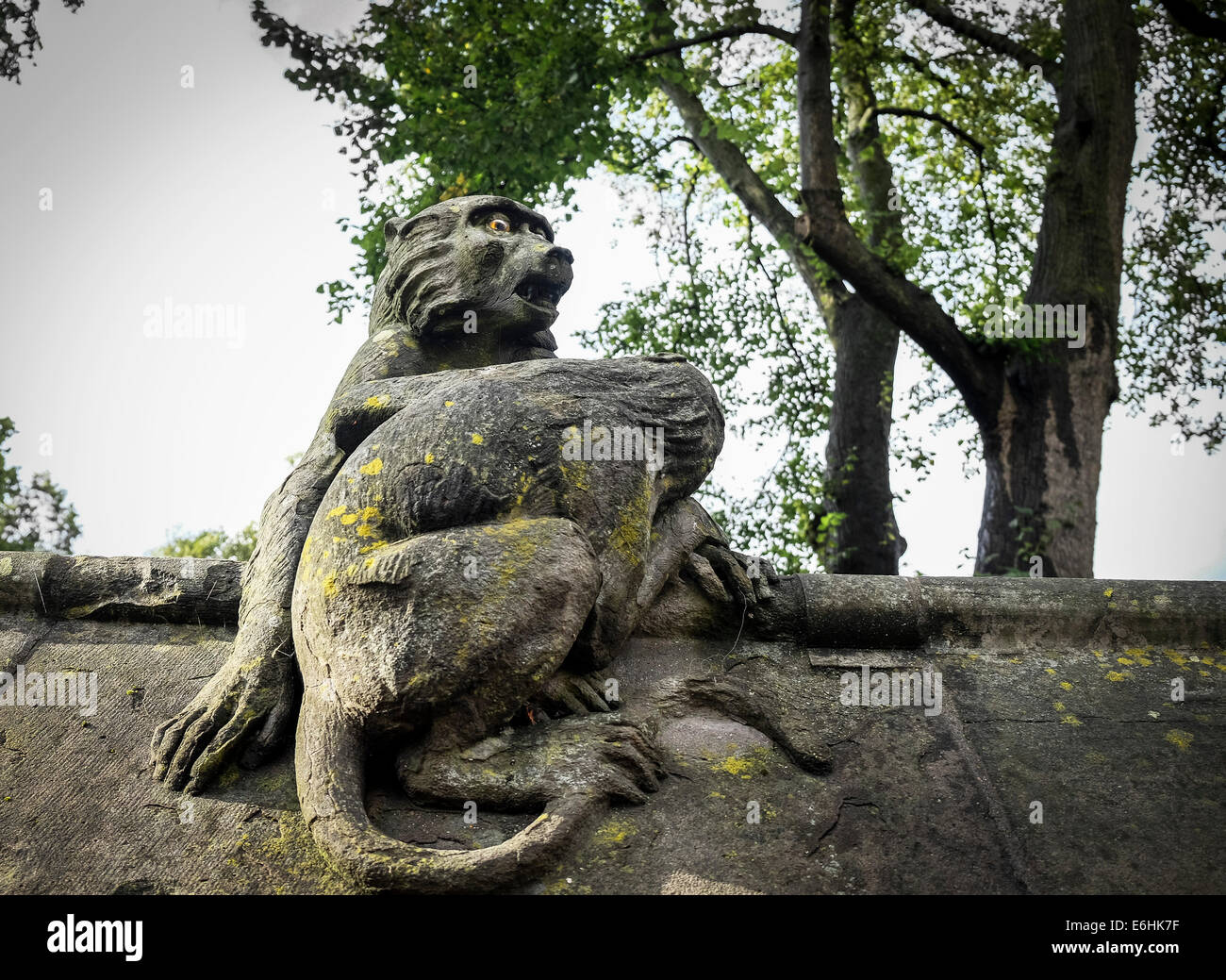 Die Skulptur von zwei Affen auf das Tier Wand an Cardiff Castle. Stockfoto