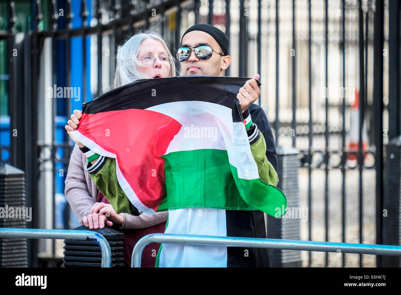 Pro-palästinensische Demonstranten zeigen außen Downing Street gegen Waffenlieferungen an Israel. Stockfoto