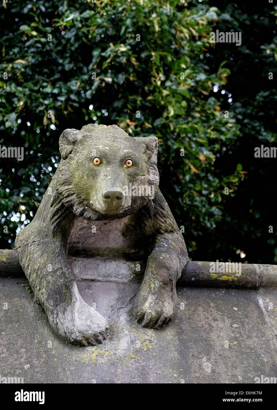 Die Skulptur eines Bären an der Tier-Wand in Cardiff Castle. Stockfoto