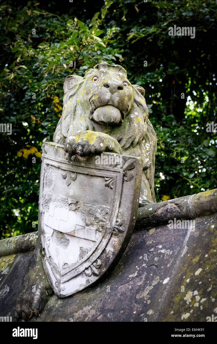 Die Skulptur eines männlichen Löwen an der Tiermauer von Cardiff Castle in Wales. Stockfoto