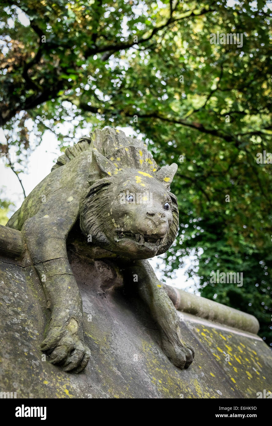 Die Skulptur einer Hyäne an der Tier-Wand in Cardiff Castle. Stockfoto