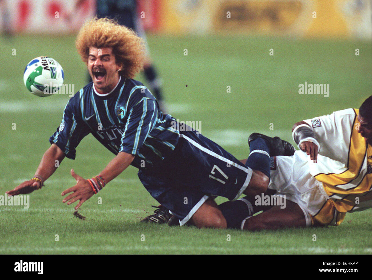 TP.93714. - - liefern an: .sports. --.10/22/99.--. Tampa. - -. BESCHRIFTUNG-INFO:. Tampa Bay Mutiny Mittelfeldspieler Carlos Valderrama (aus Liste) wird auf den Boden genommen von Columbus Crew Mittelfeldspieler John DeBrito (Credit Bild: Tampa Bay Times/ZUMAPRESS.com) Stockfoto