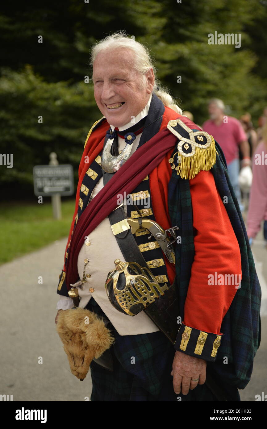 Old Westbury, New York, USA - 23. August 2014 - BOB klein, von New York City, ist eine amerikanische Revolution Re-Enactor Darstellung A-Dur in der 42. Royal Regiment Foote, an der 54. jährlichen Long Island Scottish Festival und Highland Games, Co-Gastgeber von L. I. schottischen Clan MacDuff, bei Old Westbury Gardens. Das Regiment, The Black Watch, wuchs in den schottischen Highlands im Jahre 1740 und kämpfte für die Briten. Bildnachweis: Ann E Parry/Alamy Live-Nachrichten Stockfoto