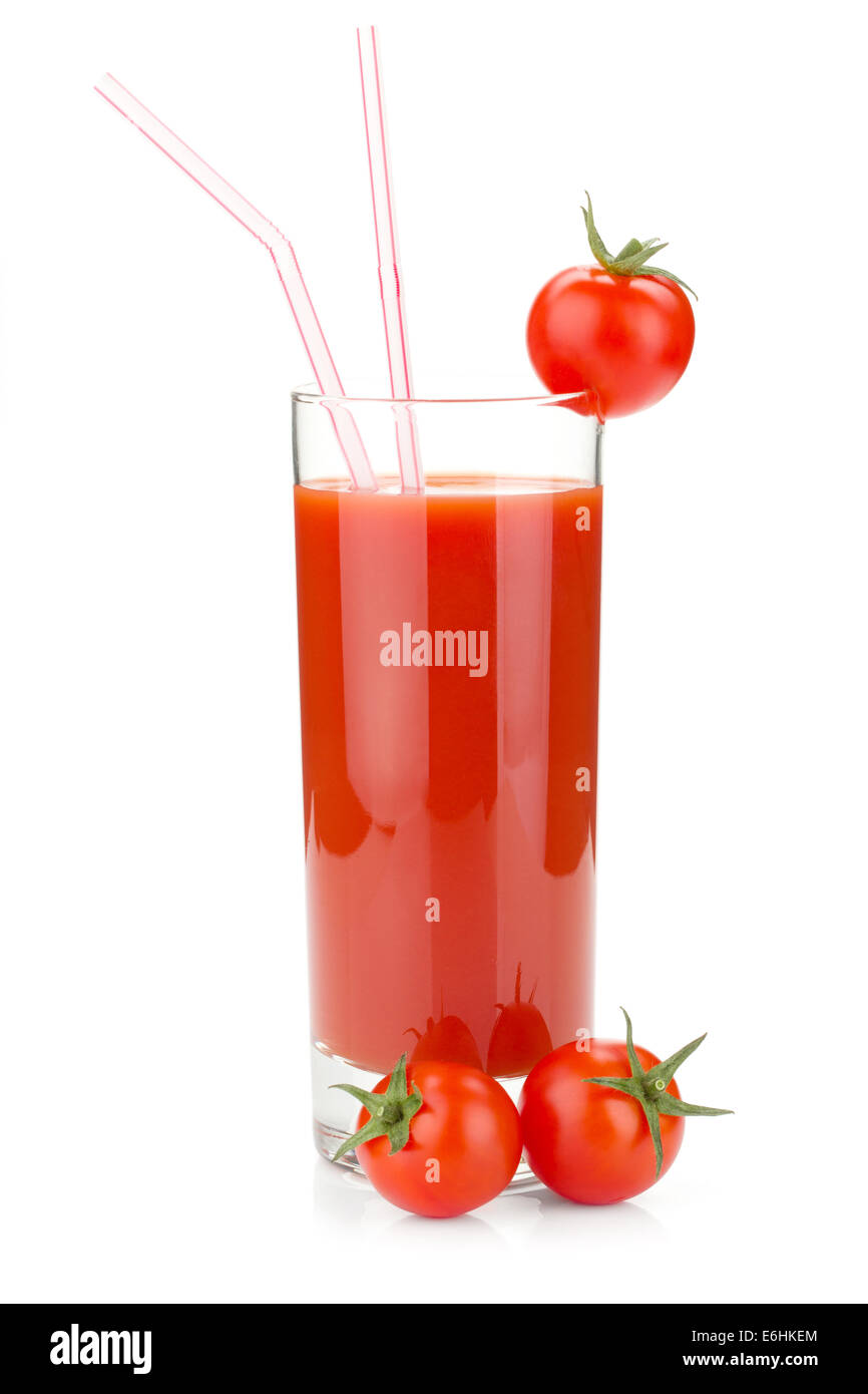 Tomatensaft in ein Glas und zwei Kirschtomaten. Isoliert auf weißem Hintergrund Stockfoto