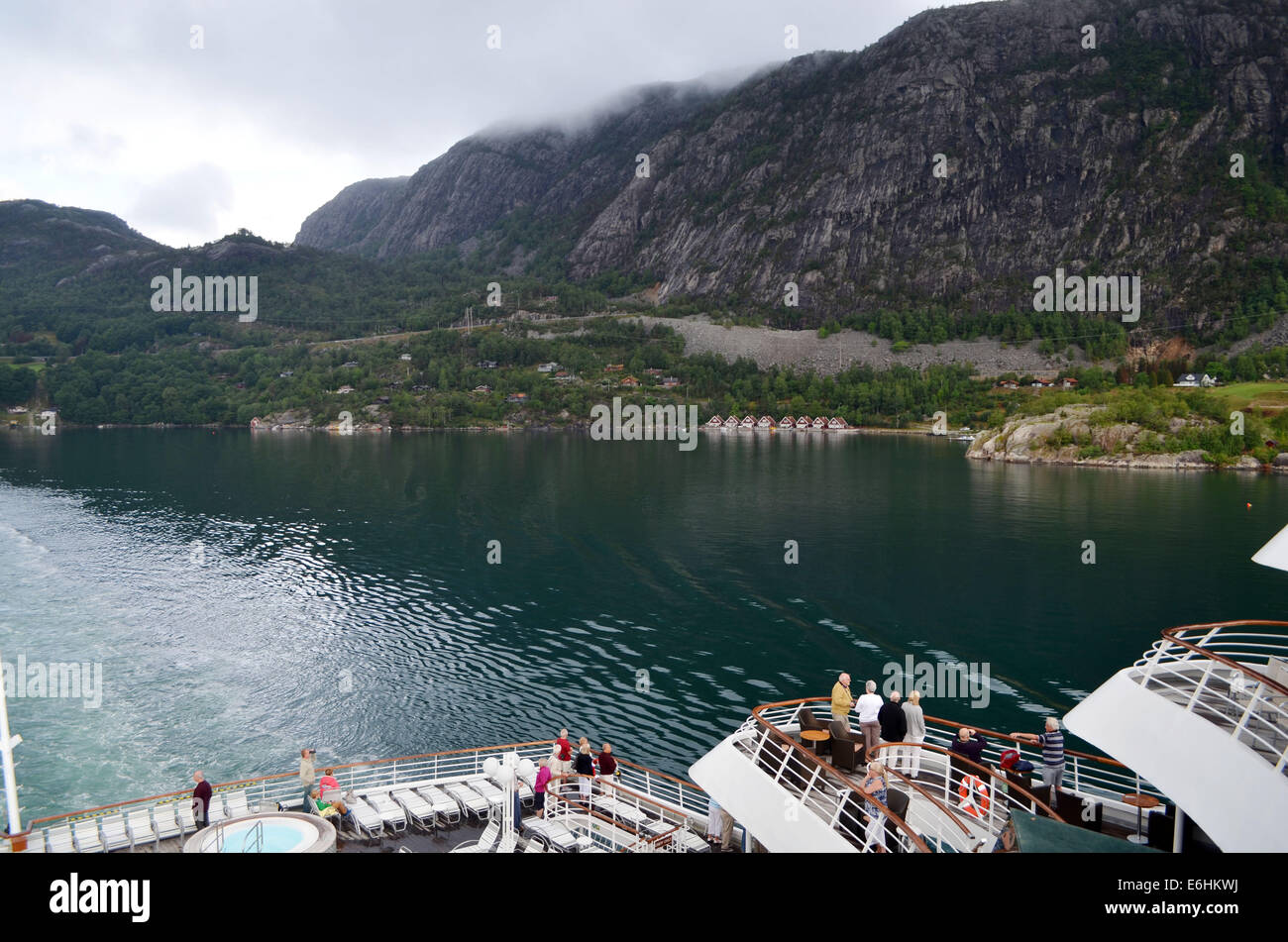 Das Boot geht weiter entlang der norwegischen Küste, stetig seinen Weg nach Süden, vorbei an kleinen Inseln machen. Stockfoto