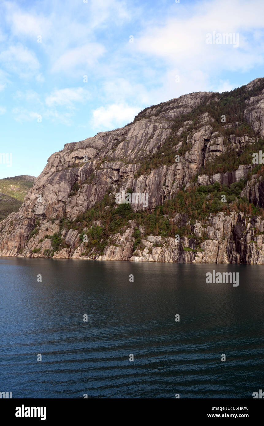 Das Boot geht weiter entlang der norwegischen Küste, stetig seinen Weg nach Süden, vorbei an kleinen Inseln machen. Stockfoto