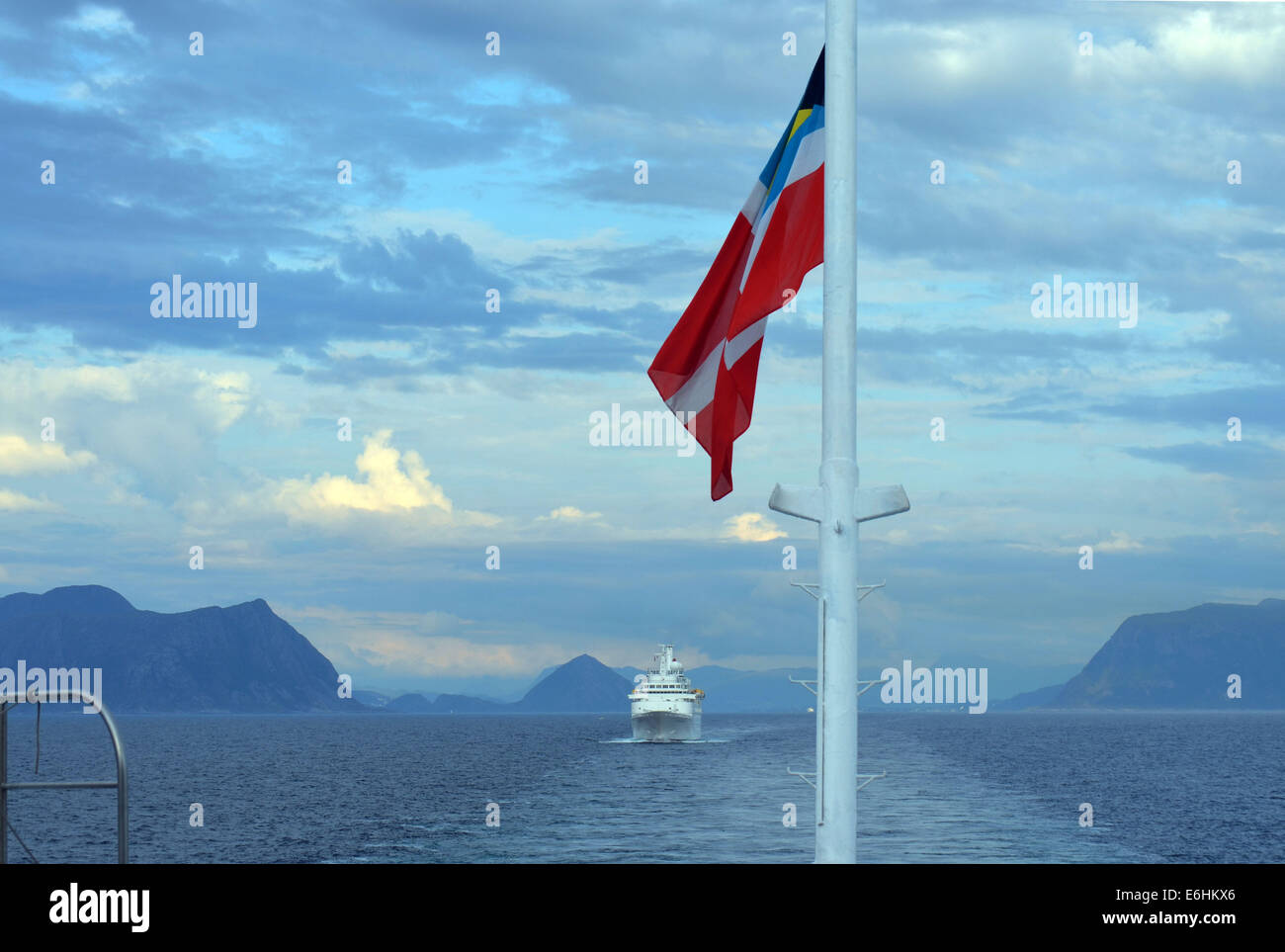 Das Boot geht weiter entlang der norwegischen Küste, stetig seinen Weg nach Süden, vorbei an kleinen Inseln machen. Stockfoto