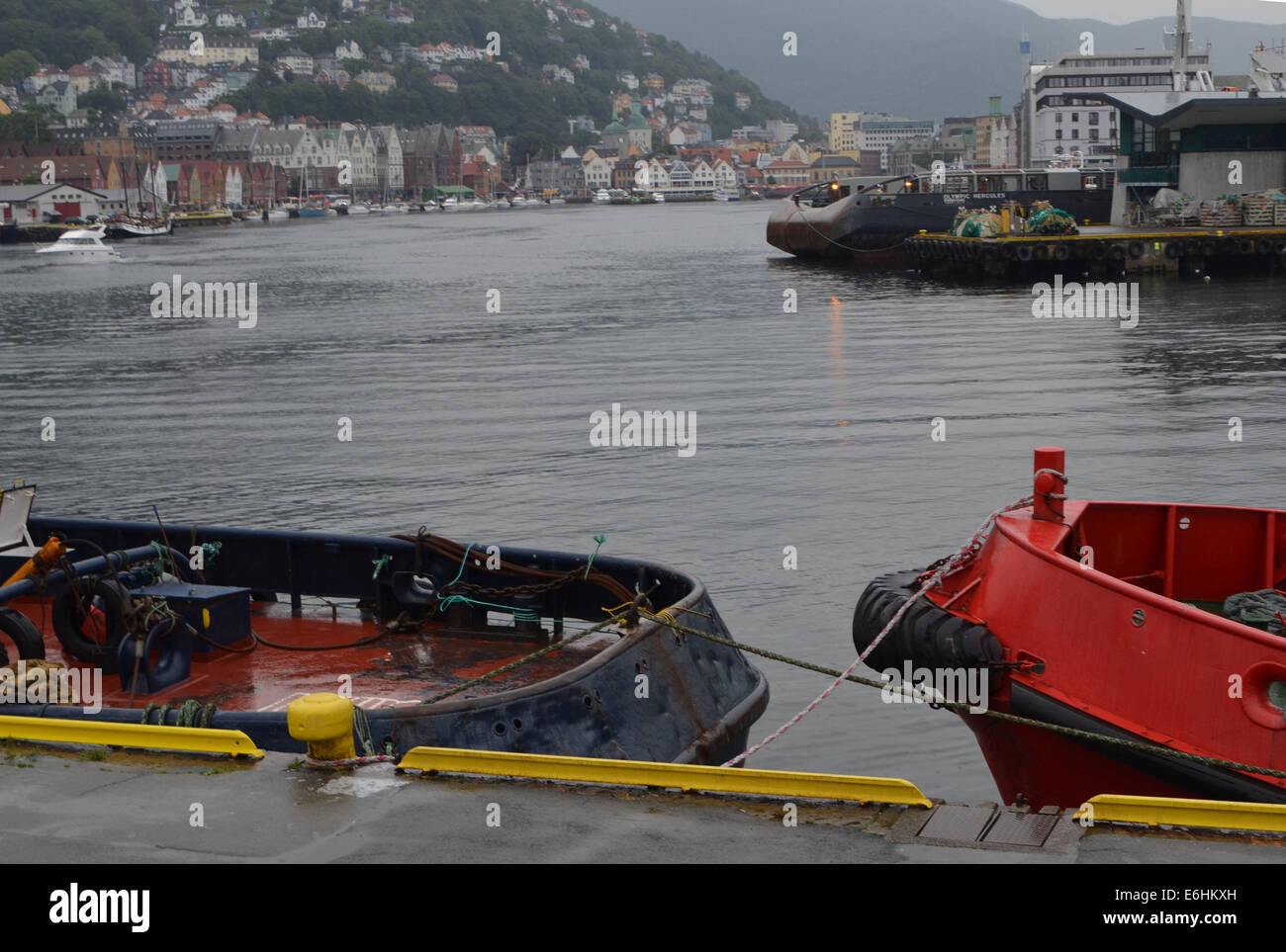 Ein regnerischer Tag in Bergen. Es hatte geregnet, stark ganztägig, Sonnenschirme waren nicht sehr gut dagegen. Gesehen von oben des Busses. Stockfoto