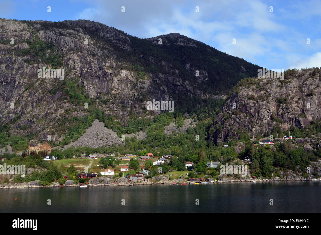 Das Boot geht weiter entlang der norwegischen Küste, stetig seinen Weg nach Süden, vorbei an kleinen Inseln machen. Stockfoto