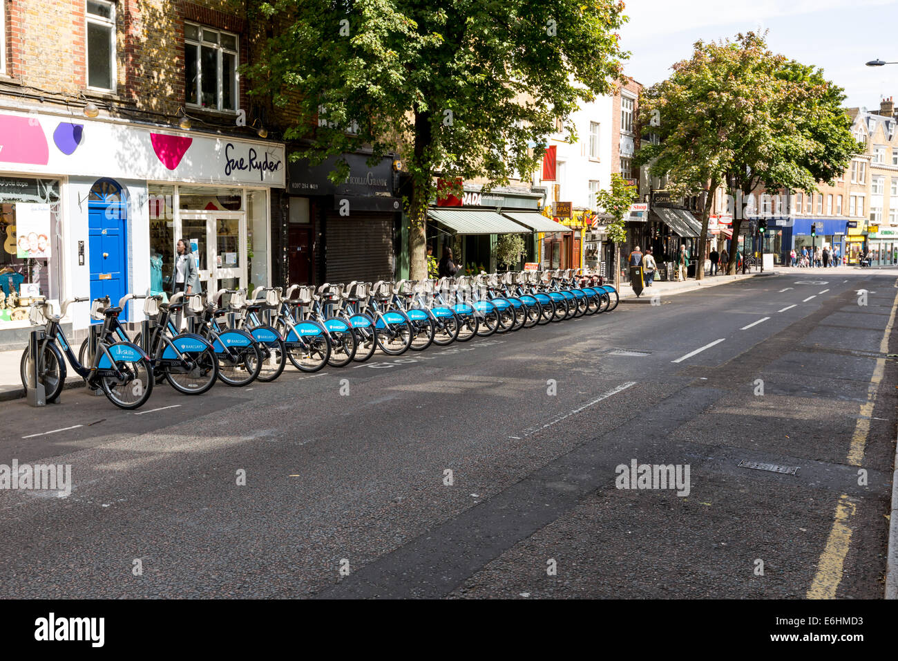 Reihe von Boris-Bikes am Straßenrand angebunden Stockfoto