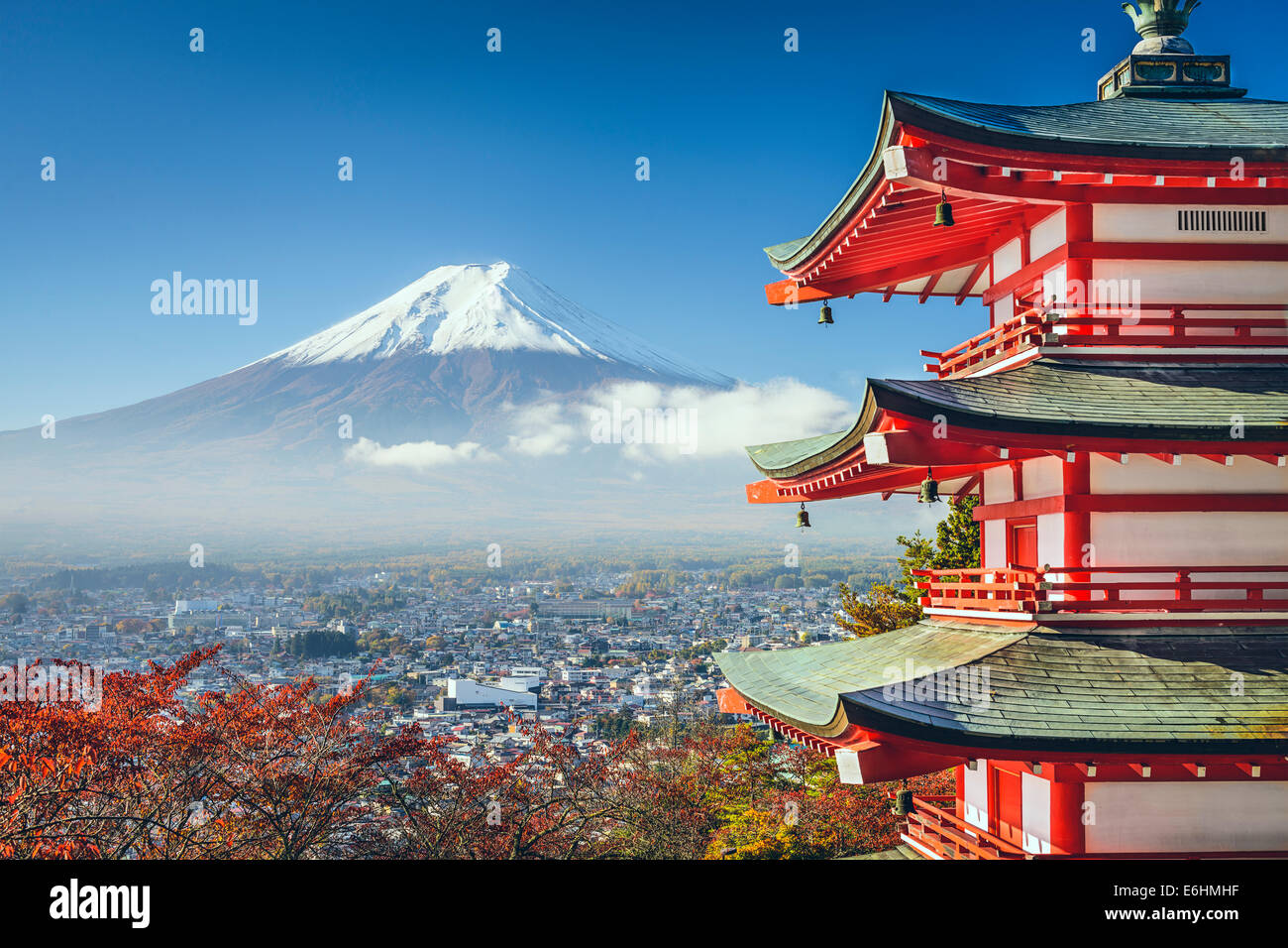 Mt. Fuji, Japan gesehen von der Chureito-Pagode im Herbst. Stockfoto