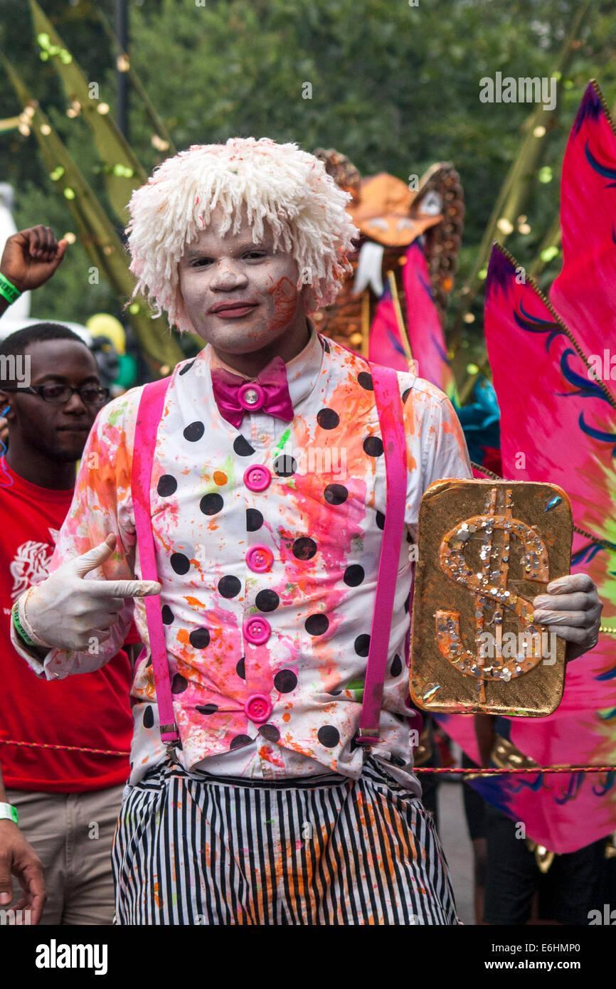 London, UK. 24. August 2014. Ein junger Mann in eine Clown-Custumee nach der Teilnahme in der Farbe Kampf genießt die Kinder-Day-Parade bei der Notting Hill Carnival London, UK. Bildnachweis: Mamusu Kallon/Alamy Live-Nachrichten Stockfoto