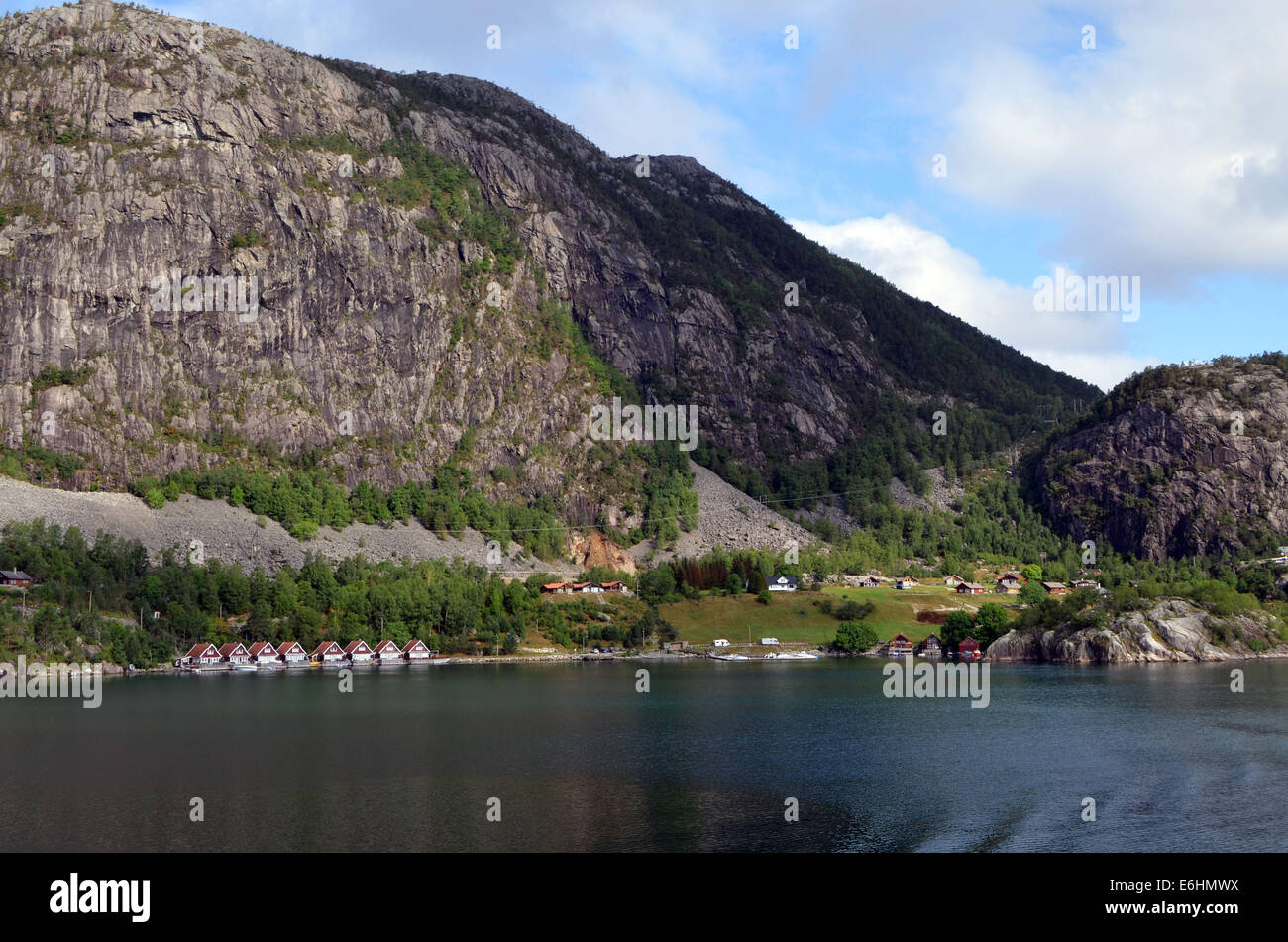 Das Boot geht weiter entlang der norwegischen Küste, stetig seinen Weg nach Süden, vorbei an kleinen Inseln machen. Stockfoto