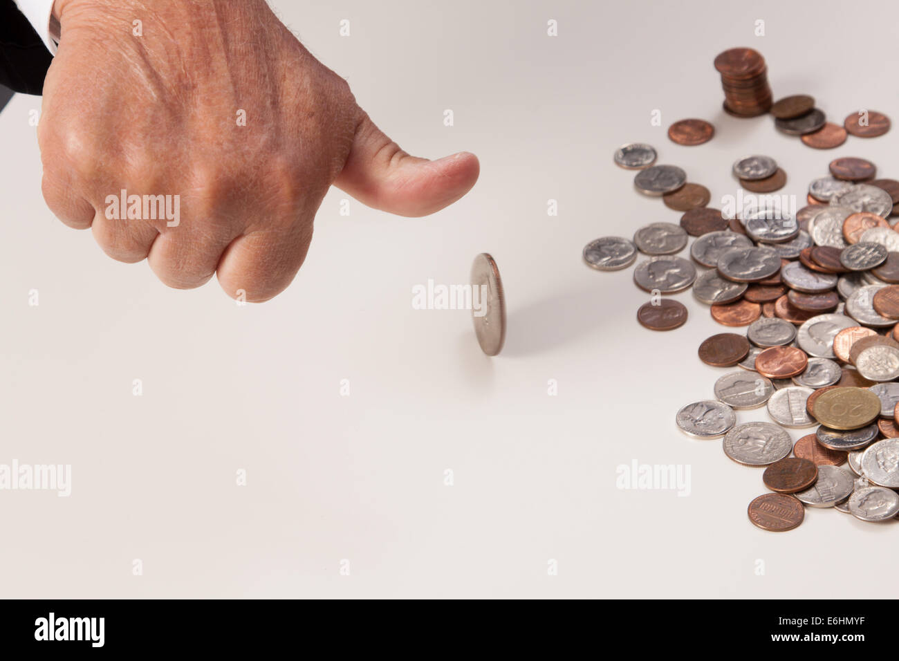 Mannes hand werfen Münze Closeup Daumen, zählen Geld und Konzept der Vorbereitung auf den Ruhestand. Stockfoto