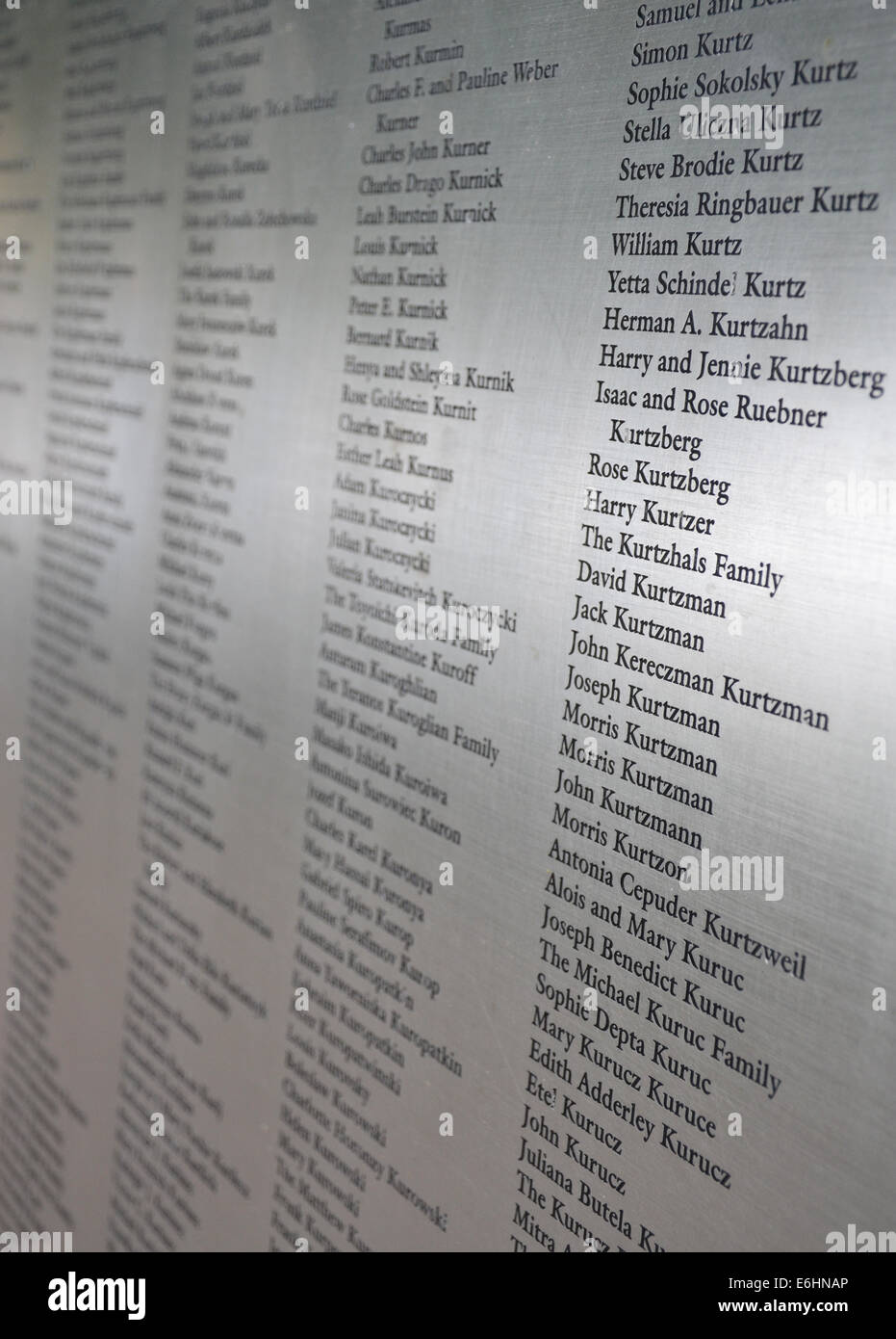 Namen von Einwanderern auf Denkmal auf Ellis Island. Stockfoto
