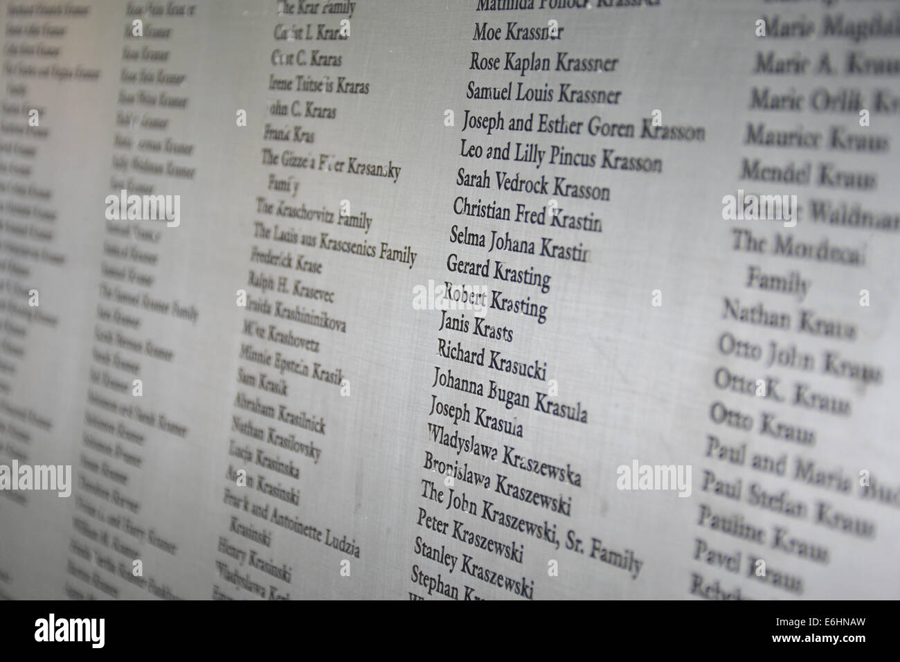 Namen von Einwanderern auf Denkmal auf Ellis Island. Stockfoto